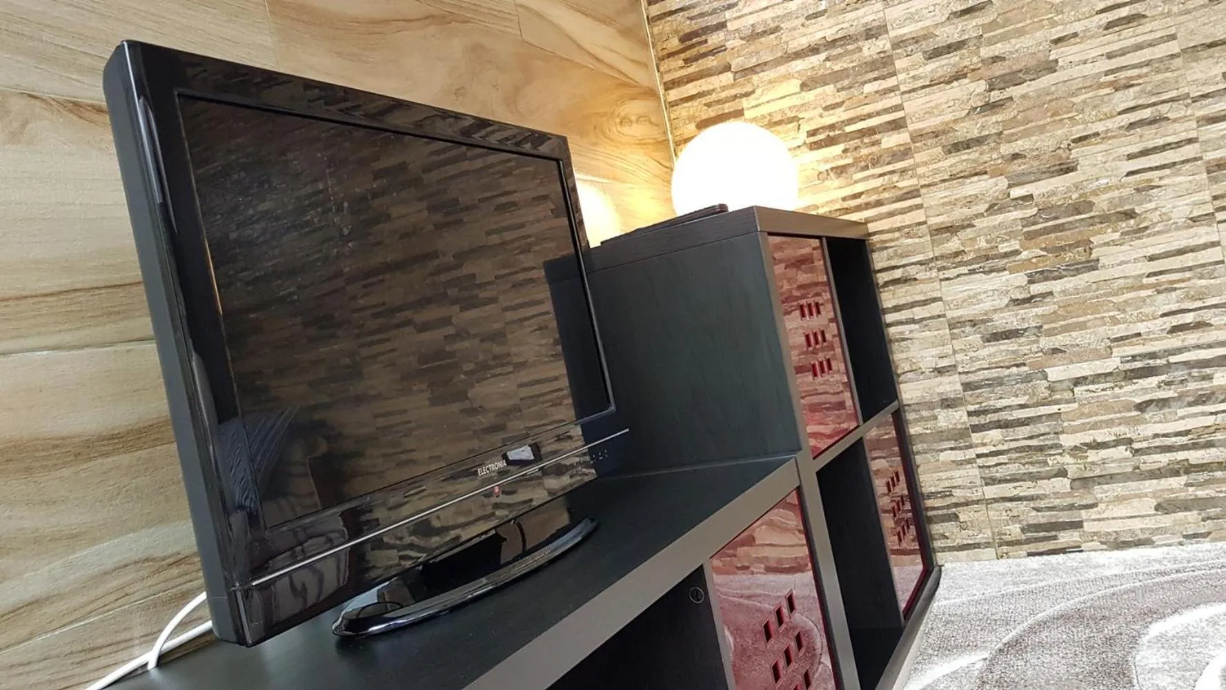 Communal lounge/ TV room in O Ninho