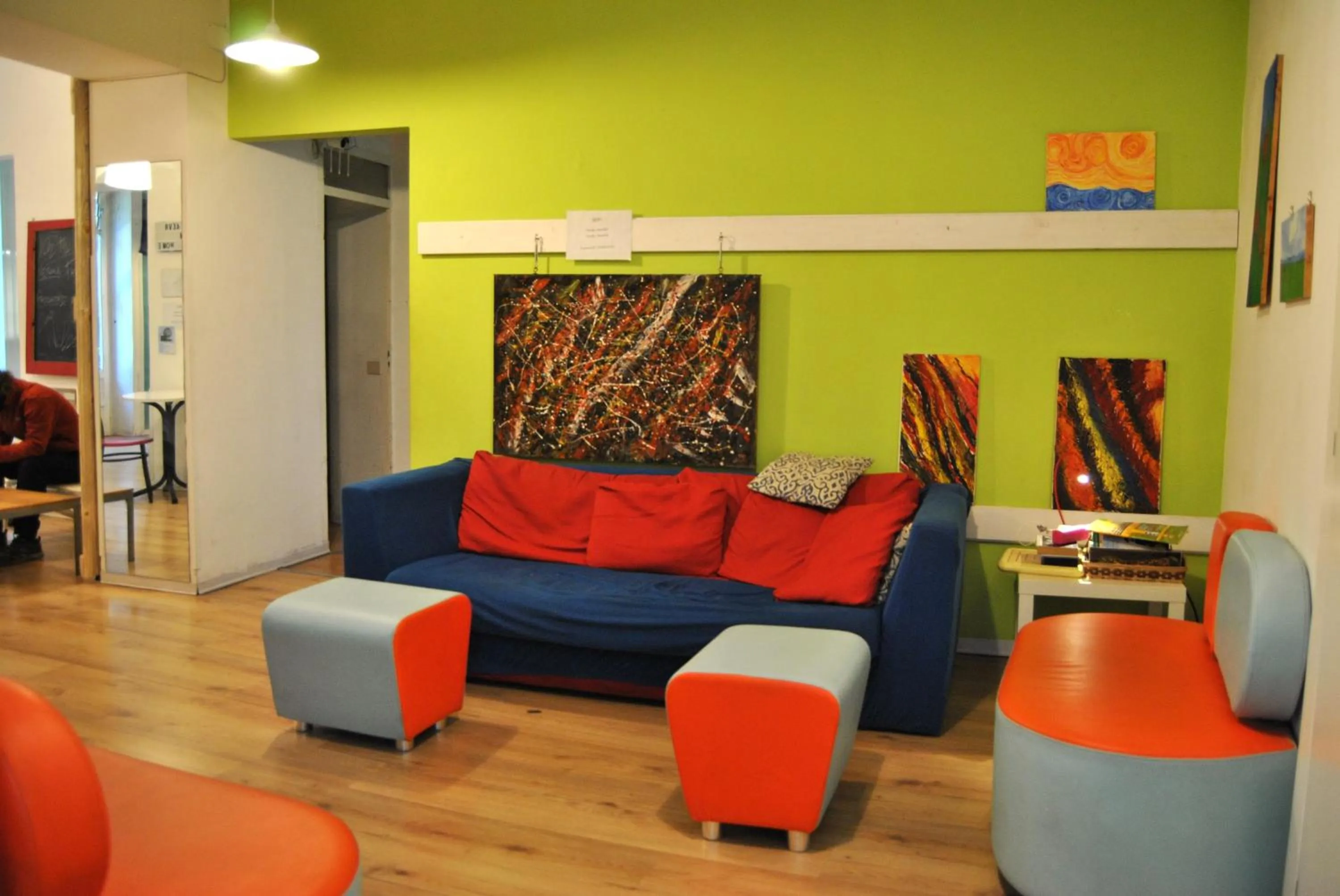 Communal lounge/ TV room in Balarm - Hostel and Bar