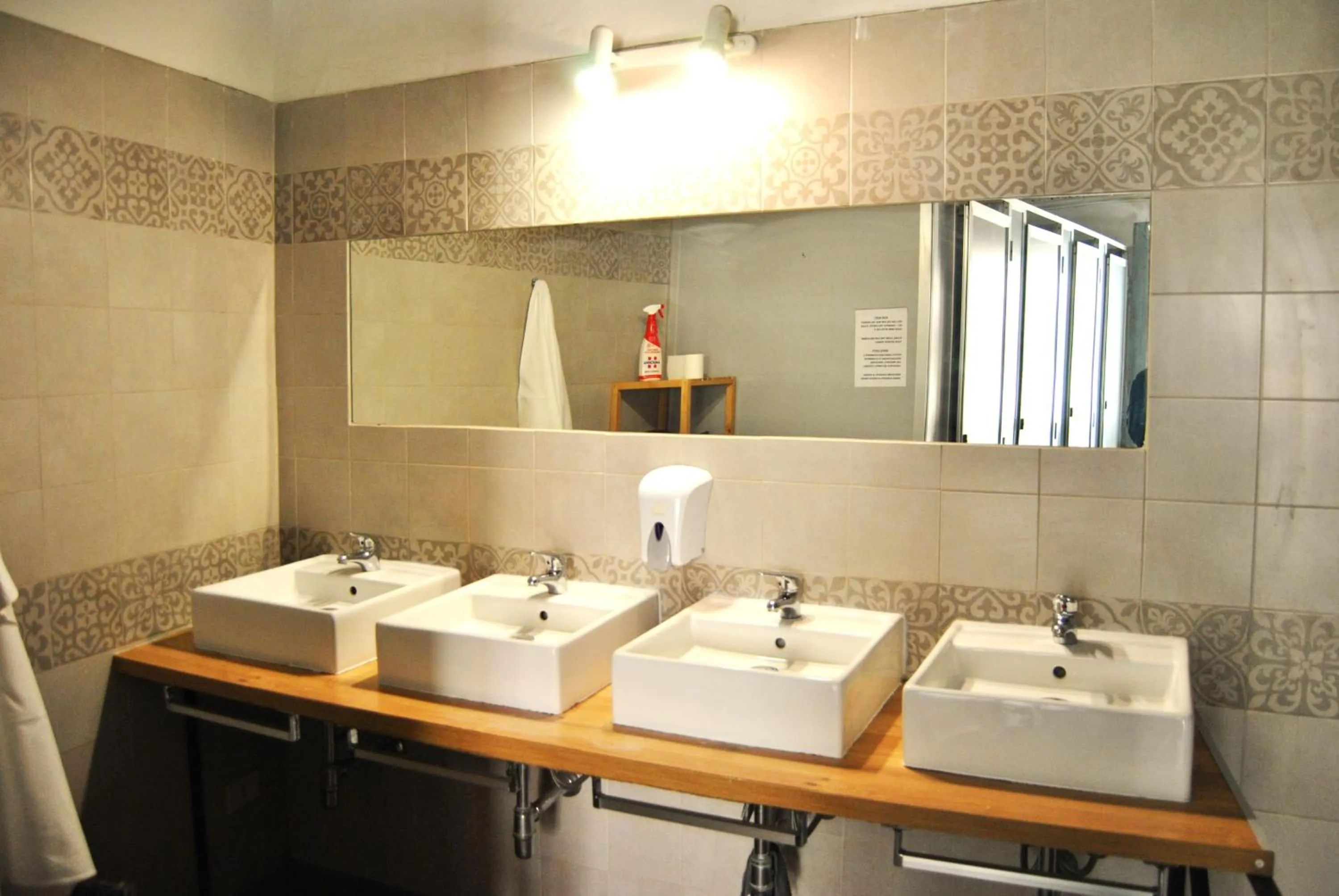 Shower in Balarm - Hostel and Bar