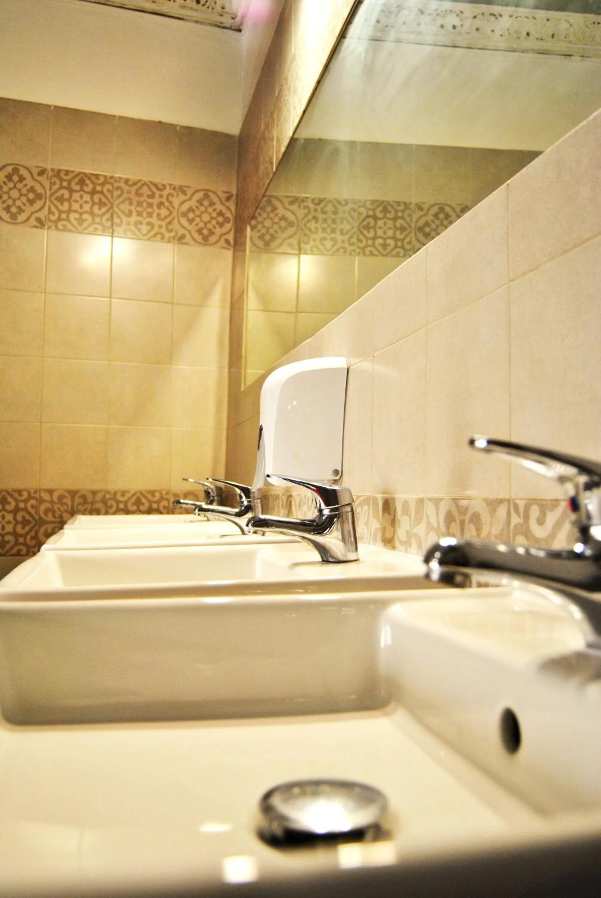 Shower in Balarm - Hostel and Bar