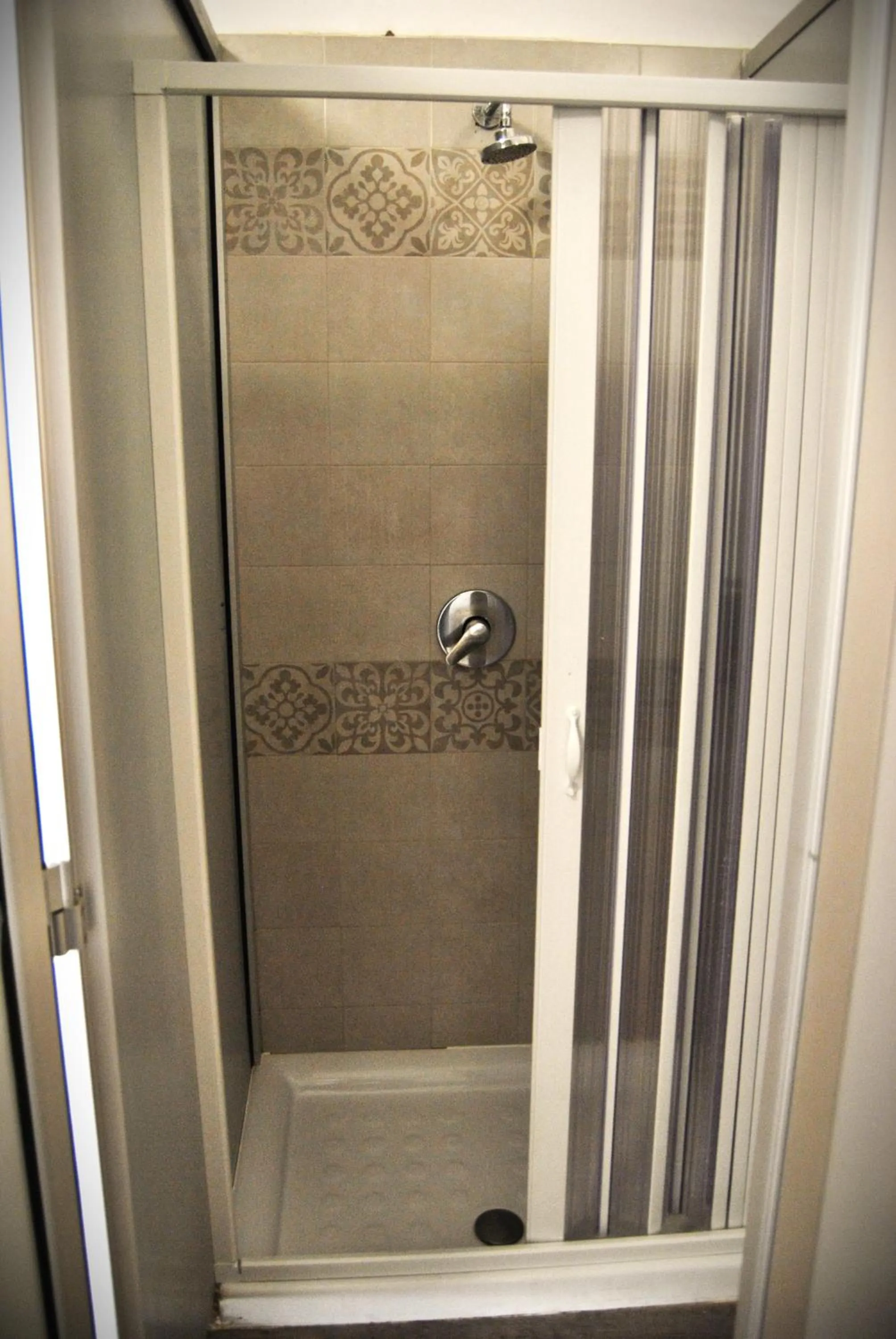 Shower in Balarm - Hostel and Bar