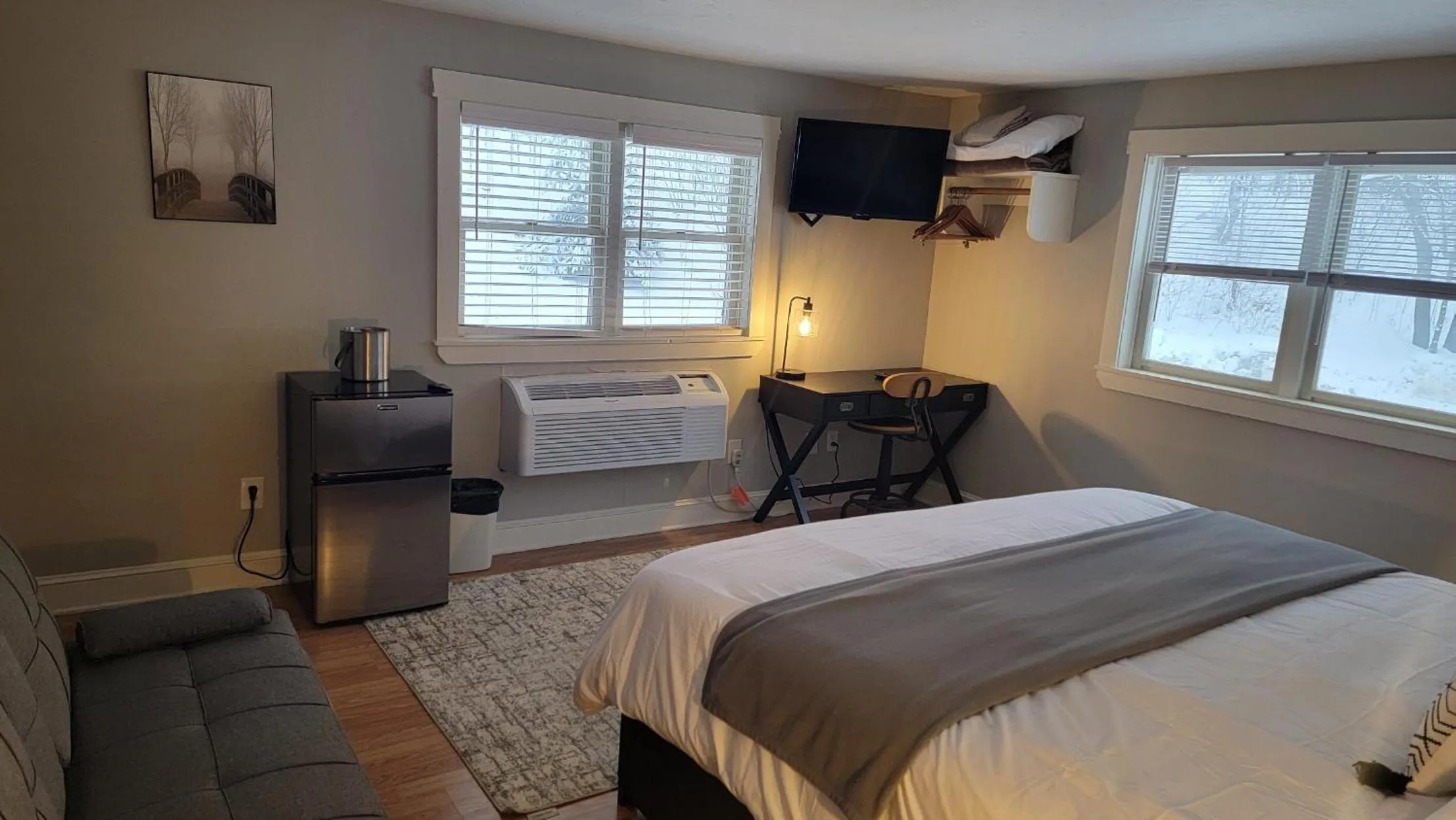 Photo of the whole room, Bed in Gunstock Inn & Suites