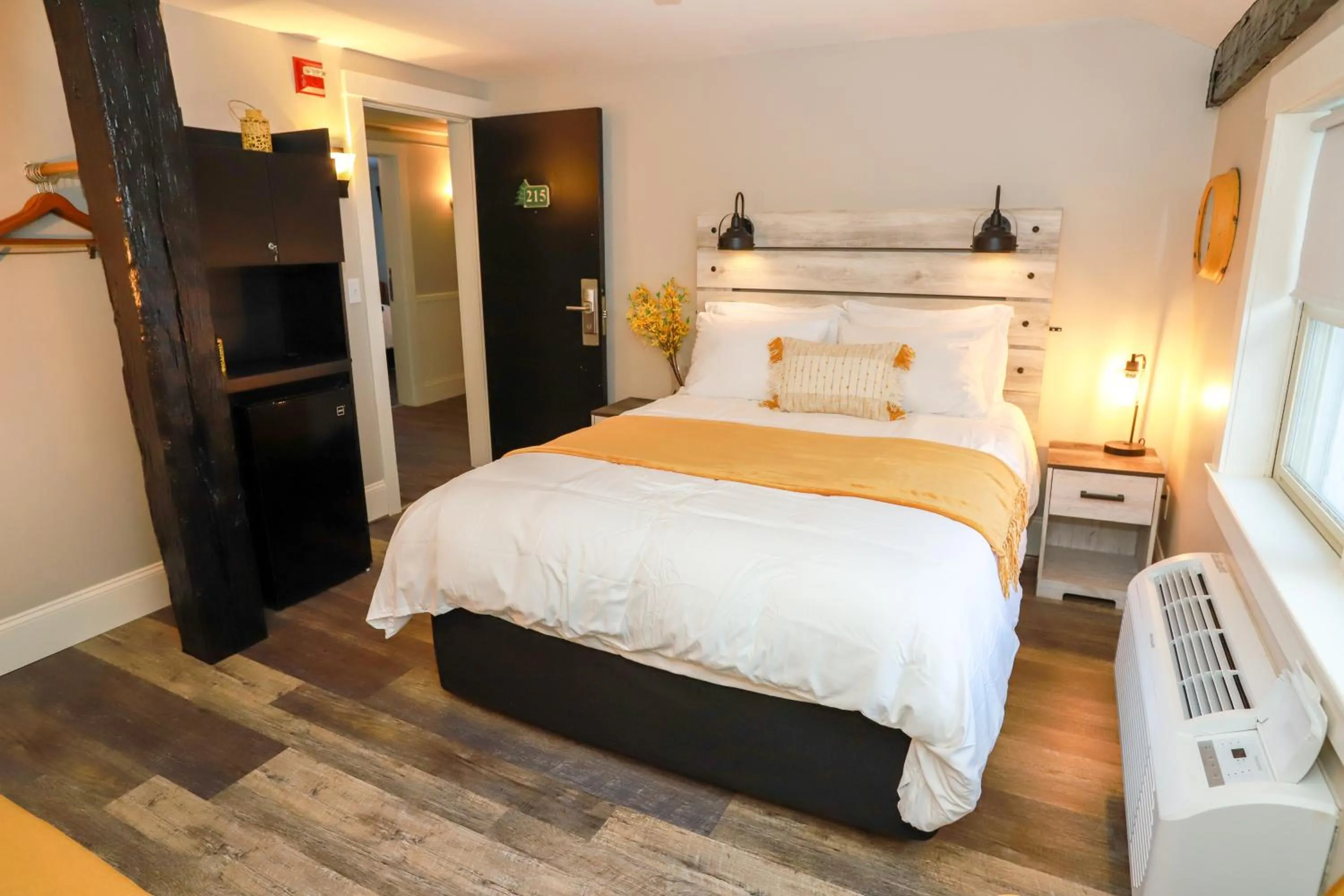 Photo of the whole room, Bed in Gunstock Inn & Suites