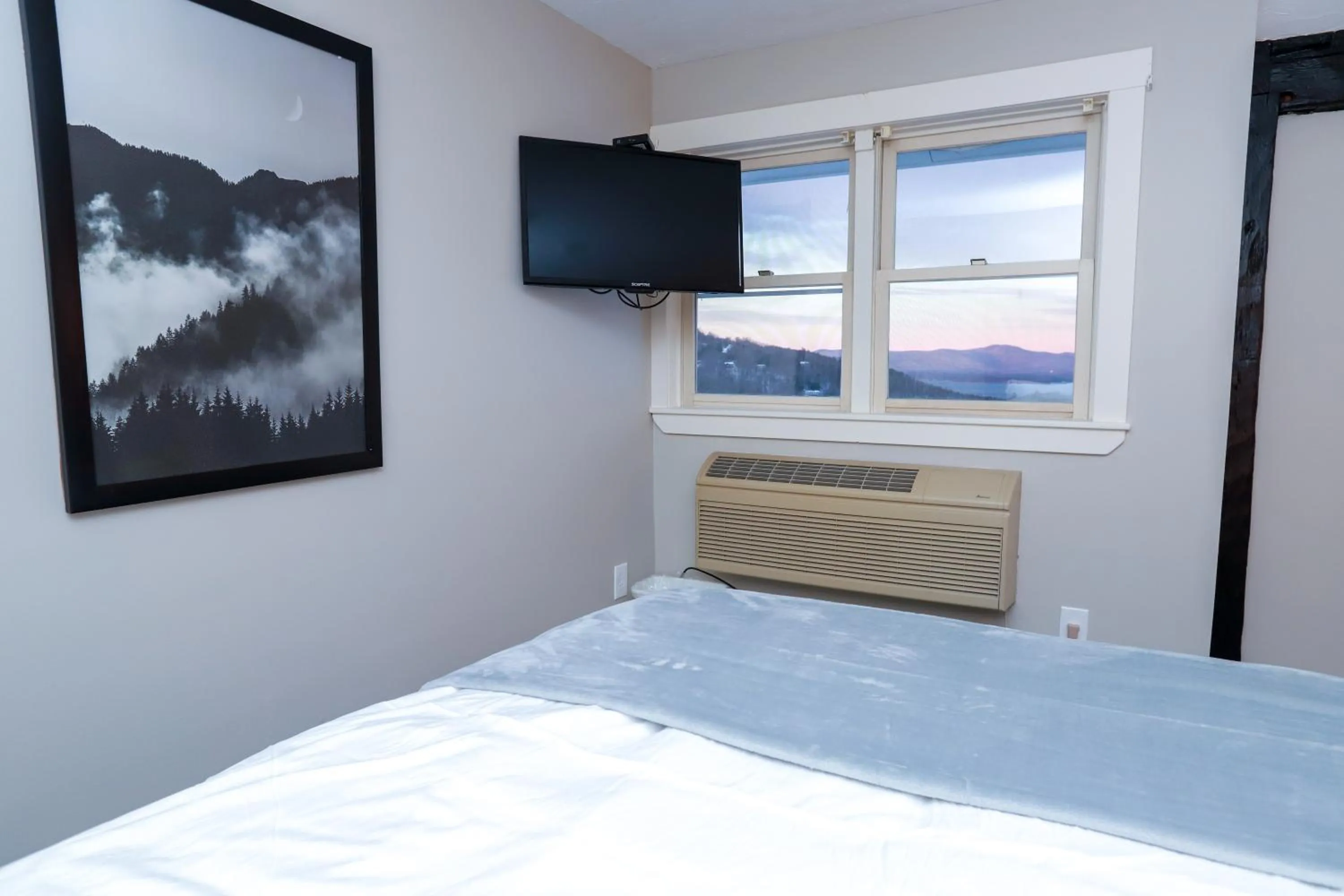 Mountain view, Bed in Gunstock Inn & Suites