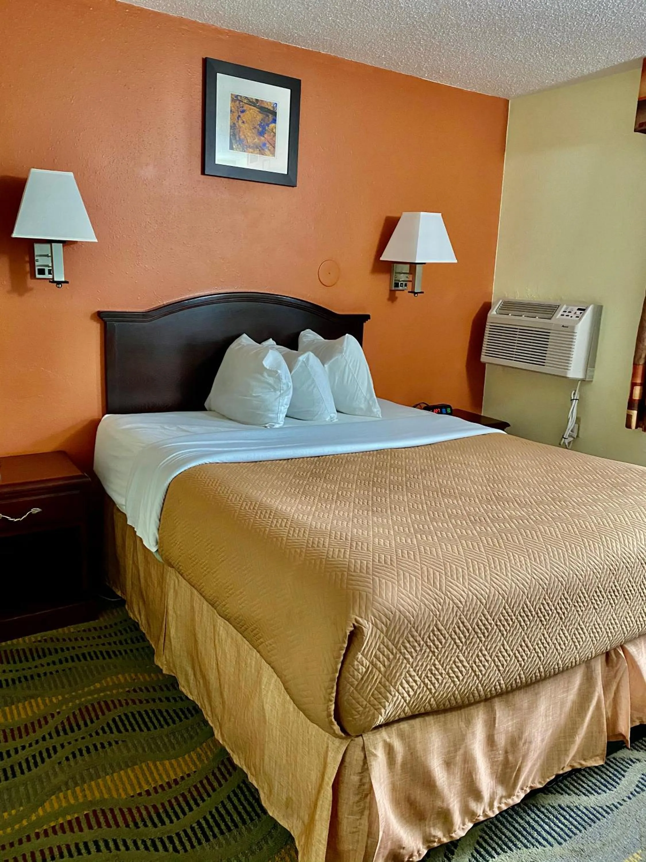 Bed in Travelodge by Wyndham La Porte/Michigan City Area