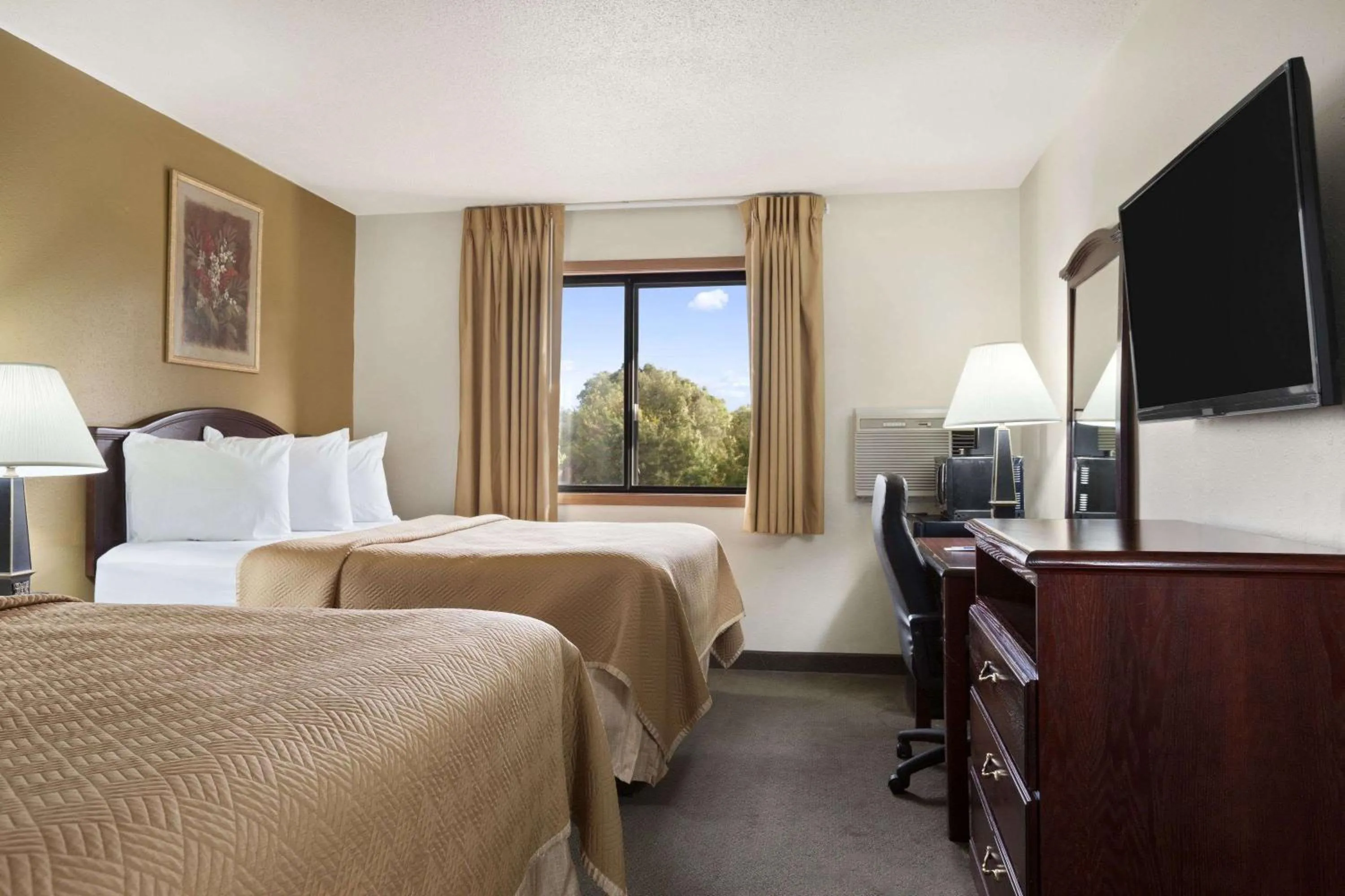 Photo of the whole room, Bed in Travelodge by Wyndham La Porte/Michigan City Area