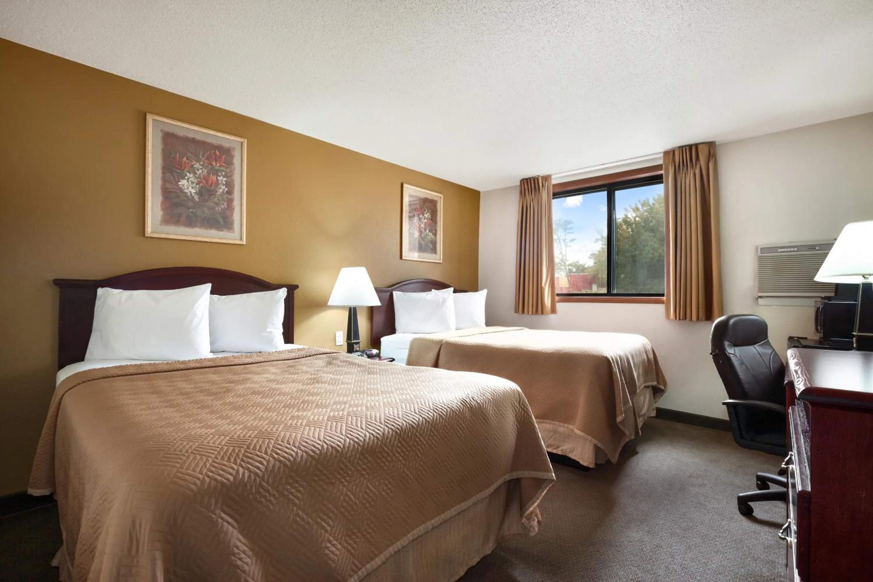 Photo of the whole room, Bed in Travelodge by Wyndham La Porte/Michigan City Area