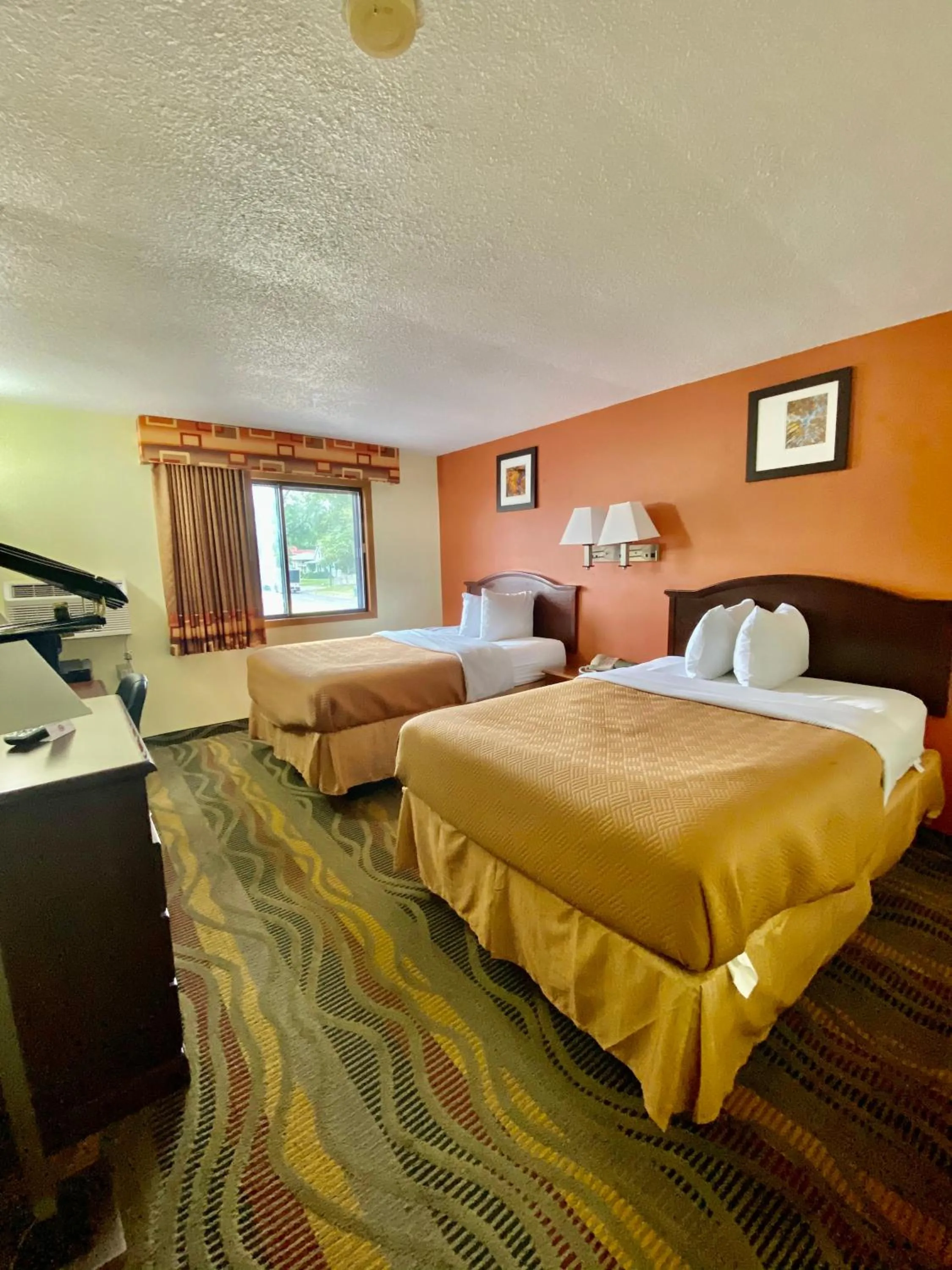 Photo of the whole room, Bed in Travelodge by Wyndham La Porte/Michigan City Area