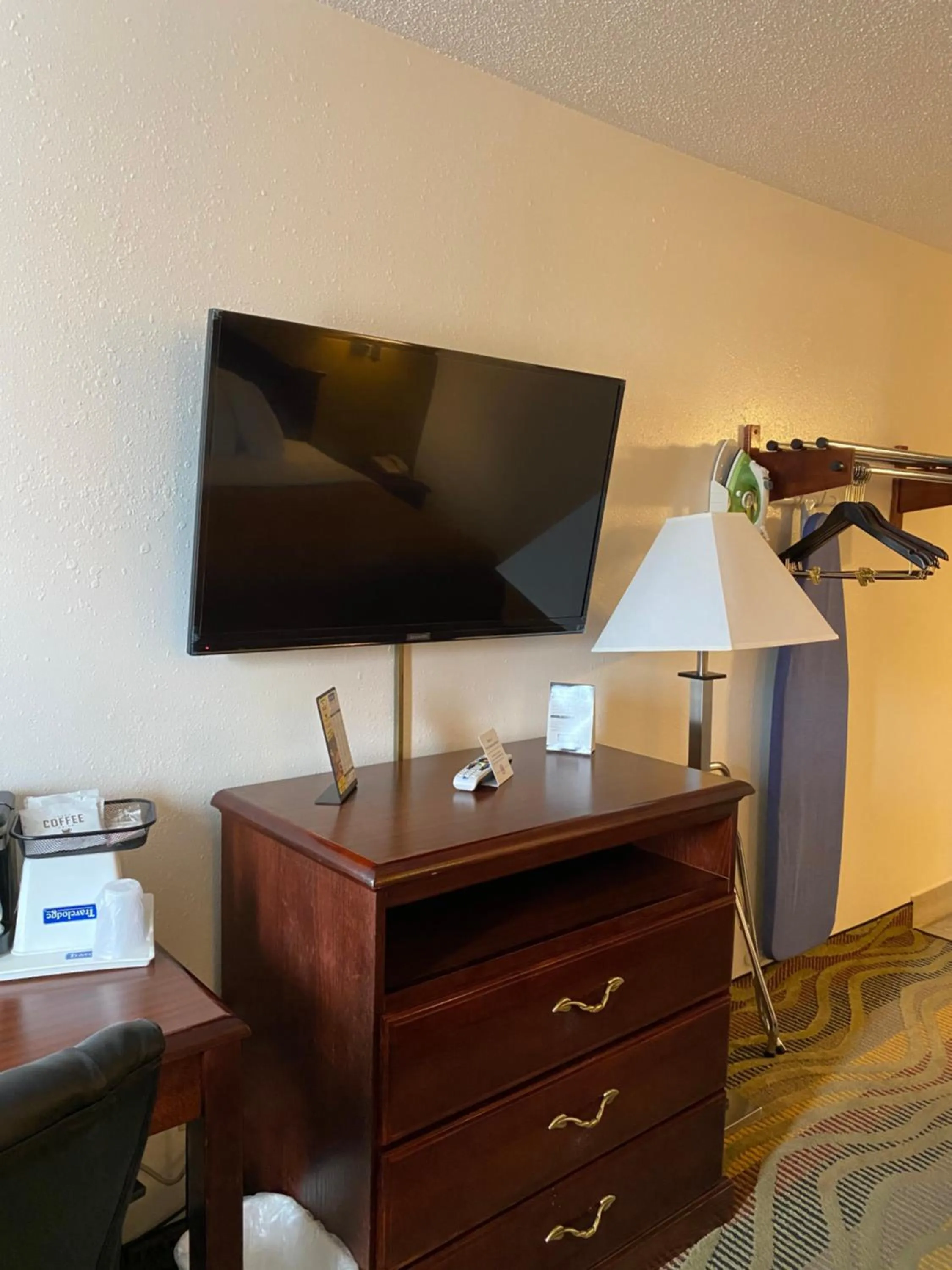 TV and multimedia in Travelodge by Wyndham La Porte/Michigan City Area