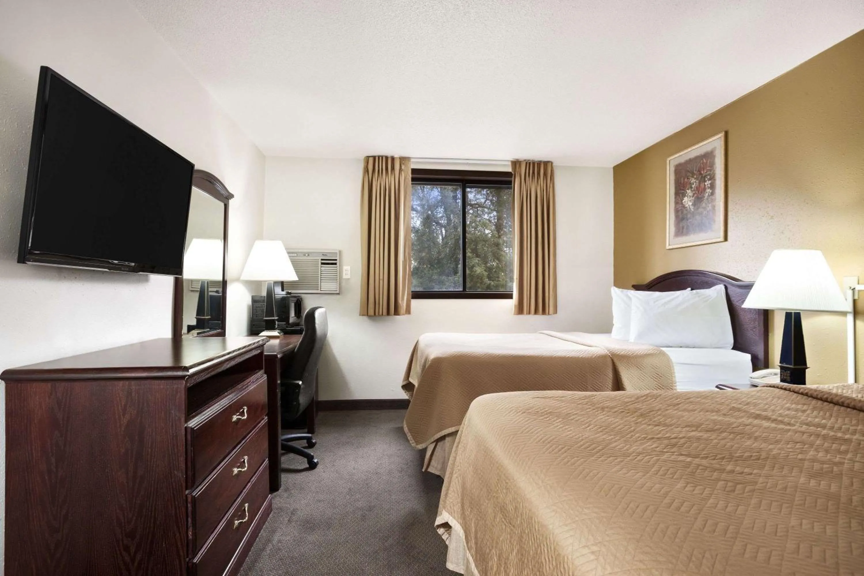 Photo of the whole room, Bed in Travelodge by Wyndham La Porte/Michigan City Area