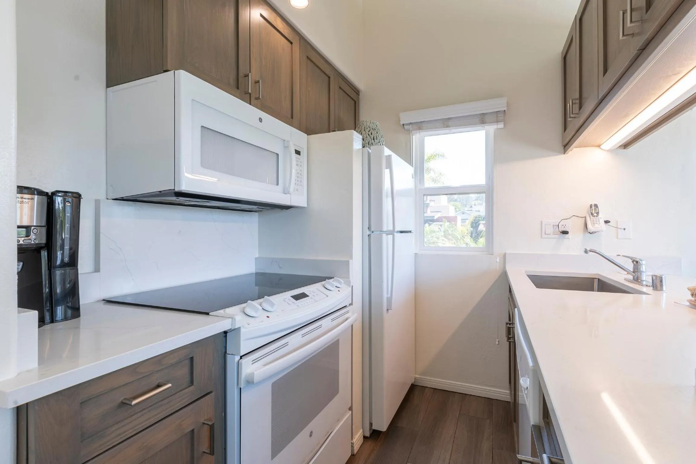 Kitchen or kitchenette in Wave Crest Resort