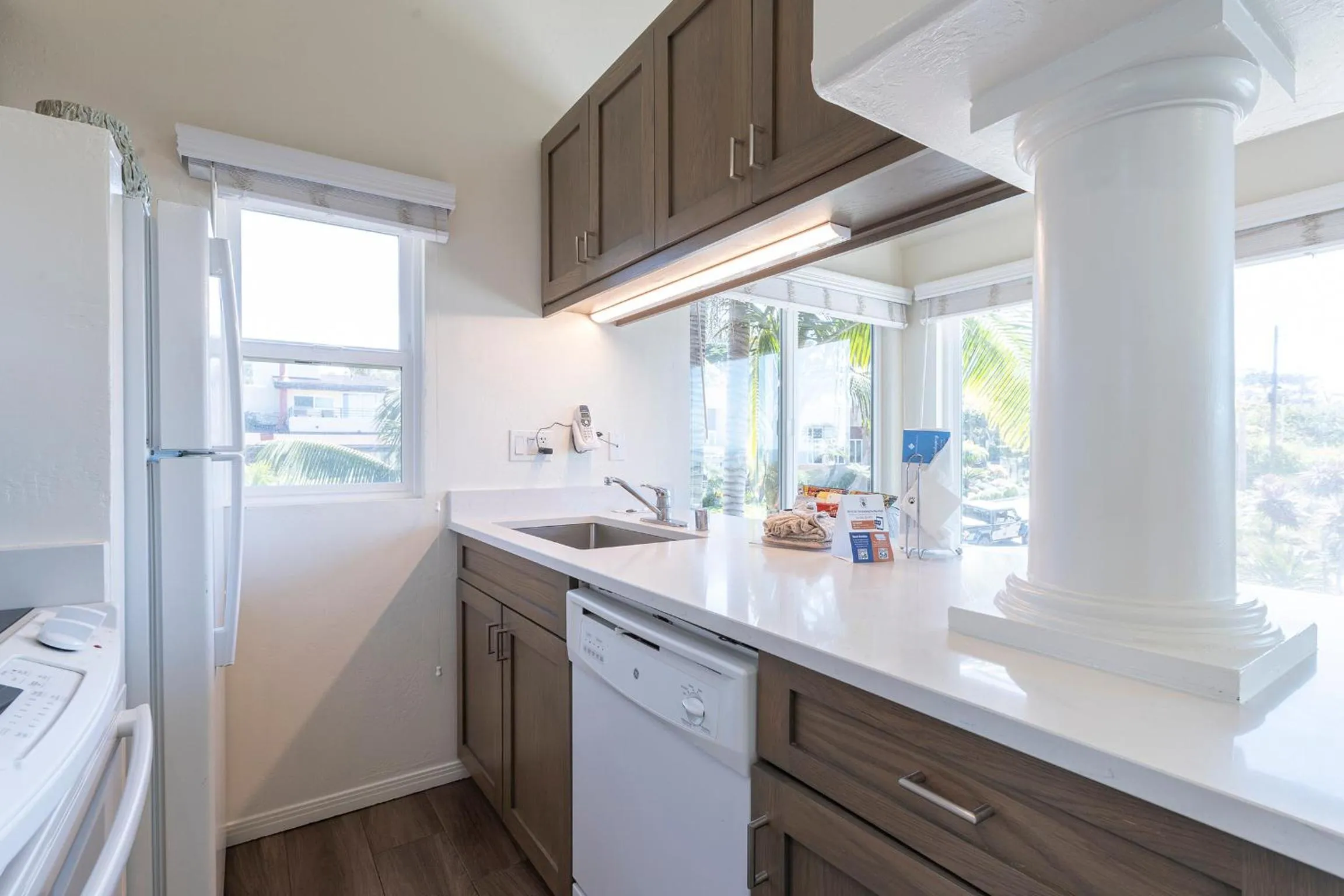 Kitchen or kitchenette in Wave Crest Resort