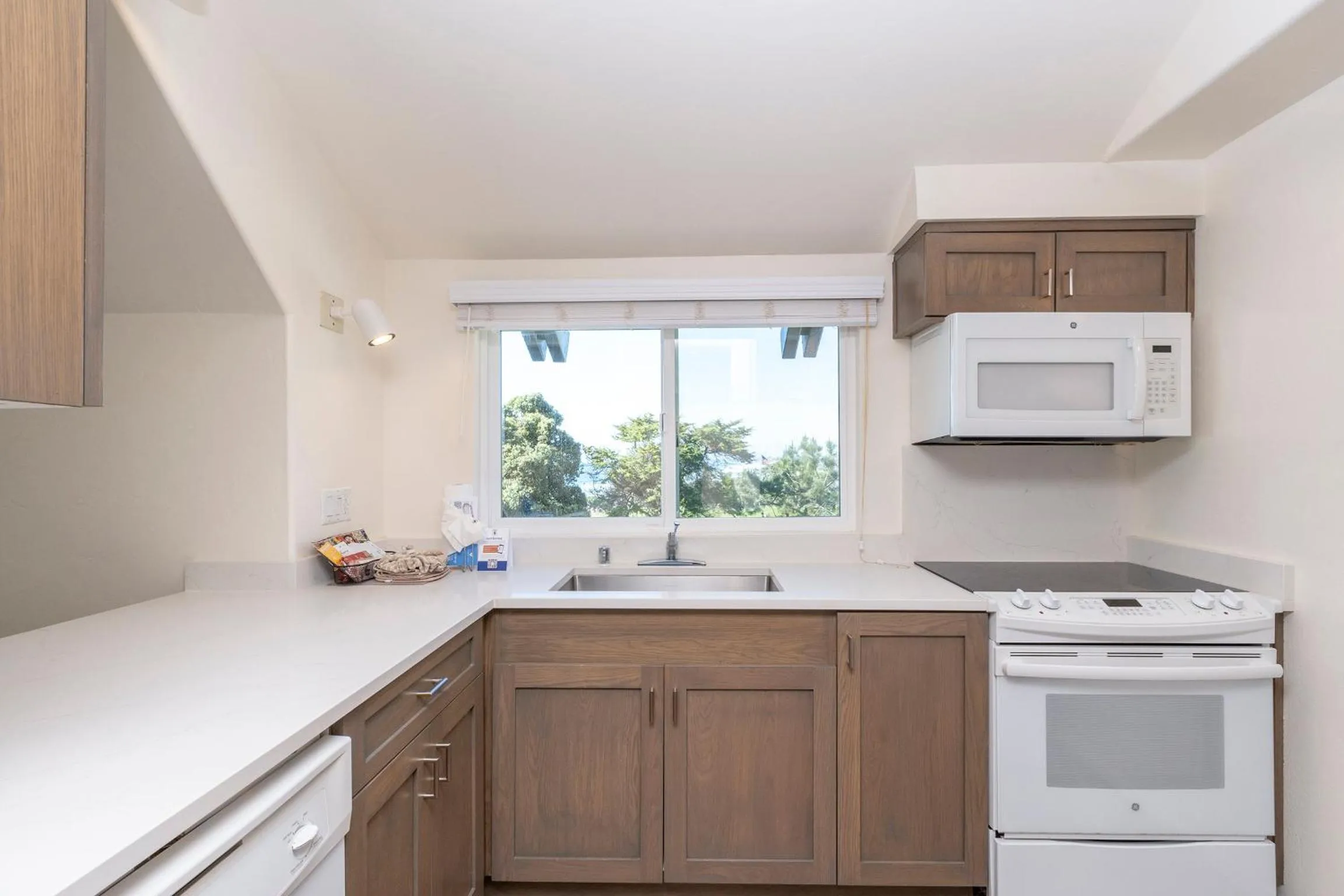 Kitchen or kitchenette in Wave Crest Resort