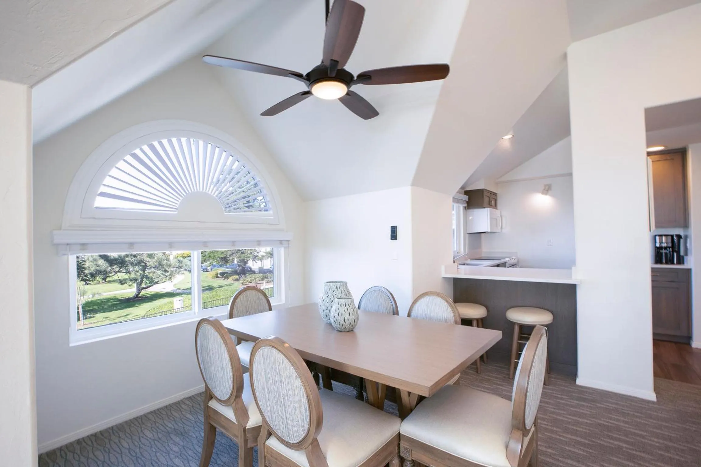 Dining area in Wave Crest Resort