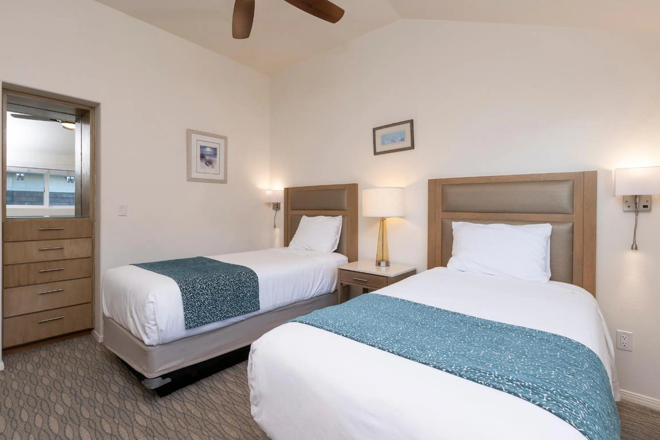 Bedroom, Bed in Wave Crest Resort