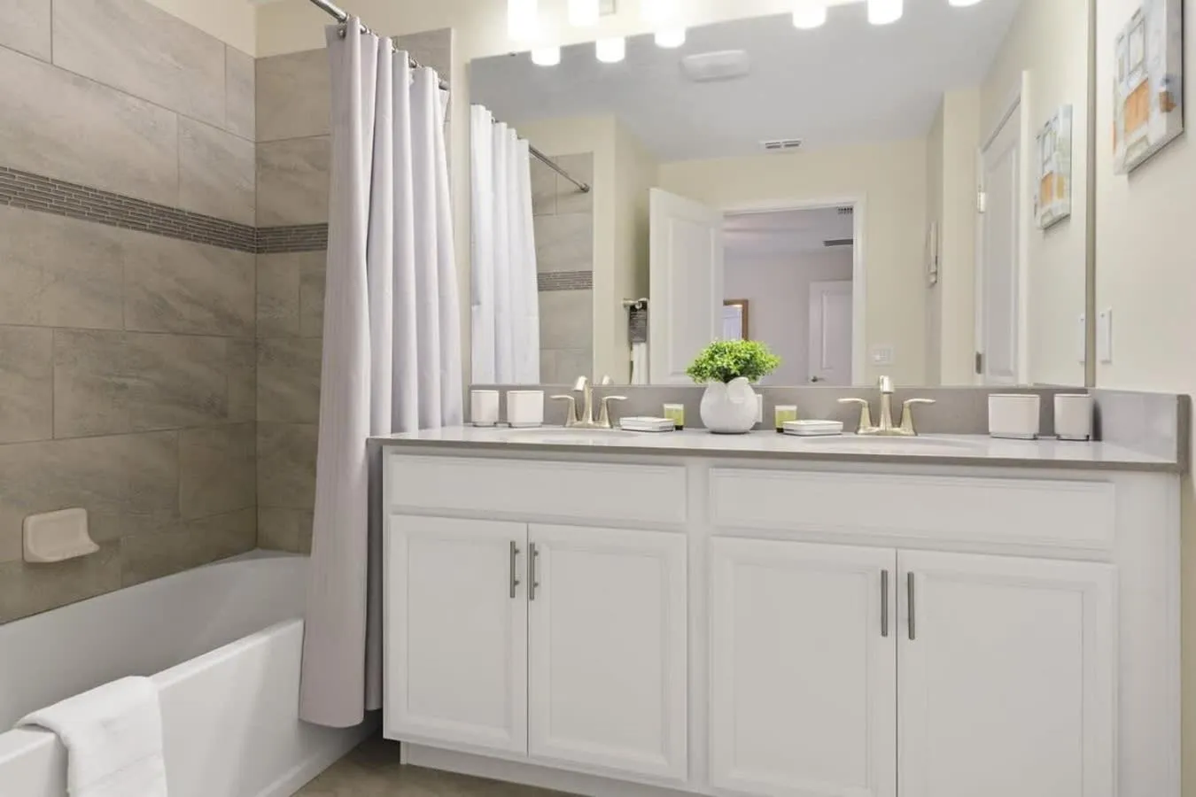 Four Bedrooms with Screen PoolStoreyLake 4910