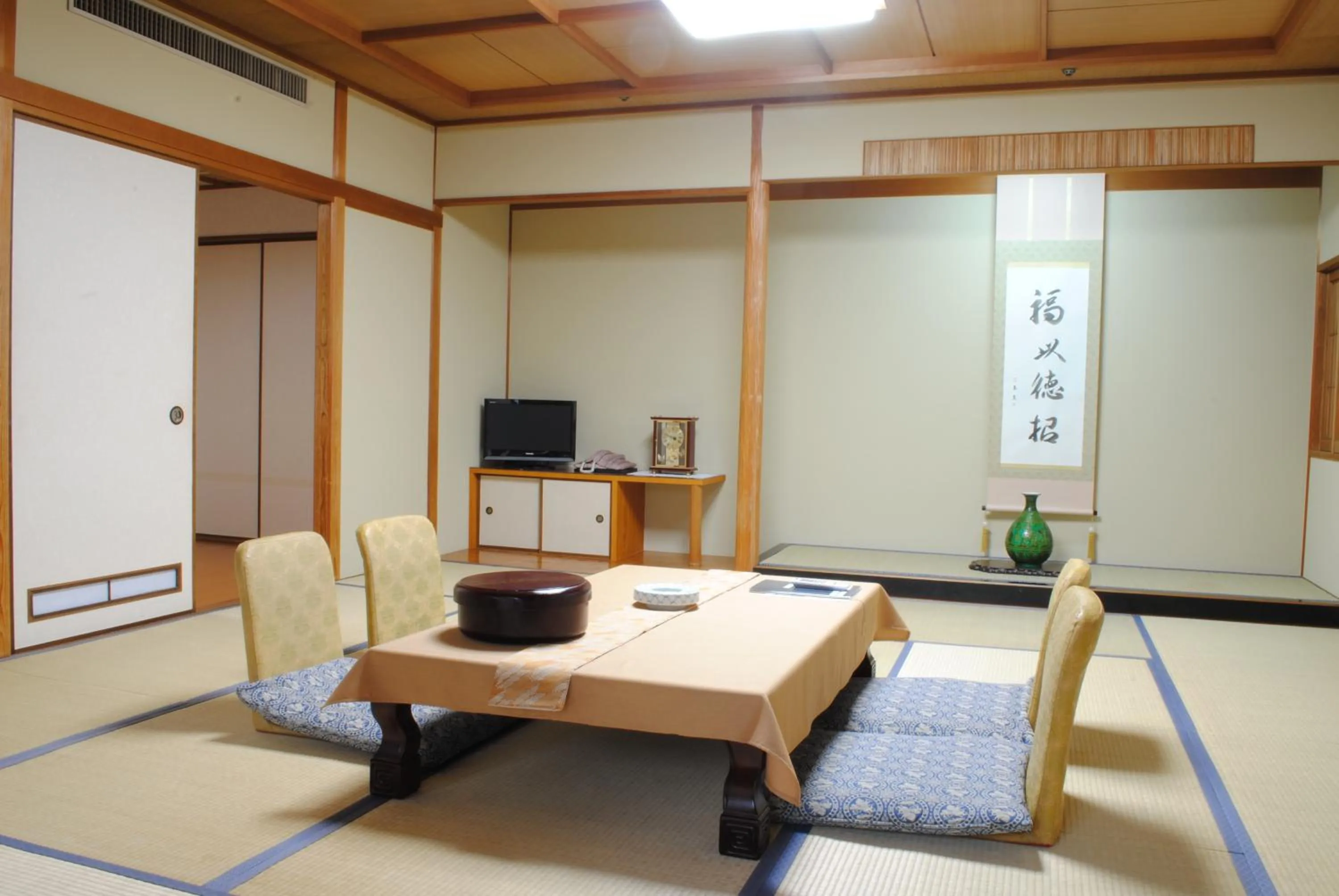 Photo of the whole room in Nissho Besso