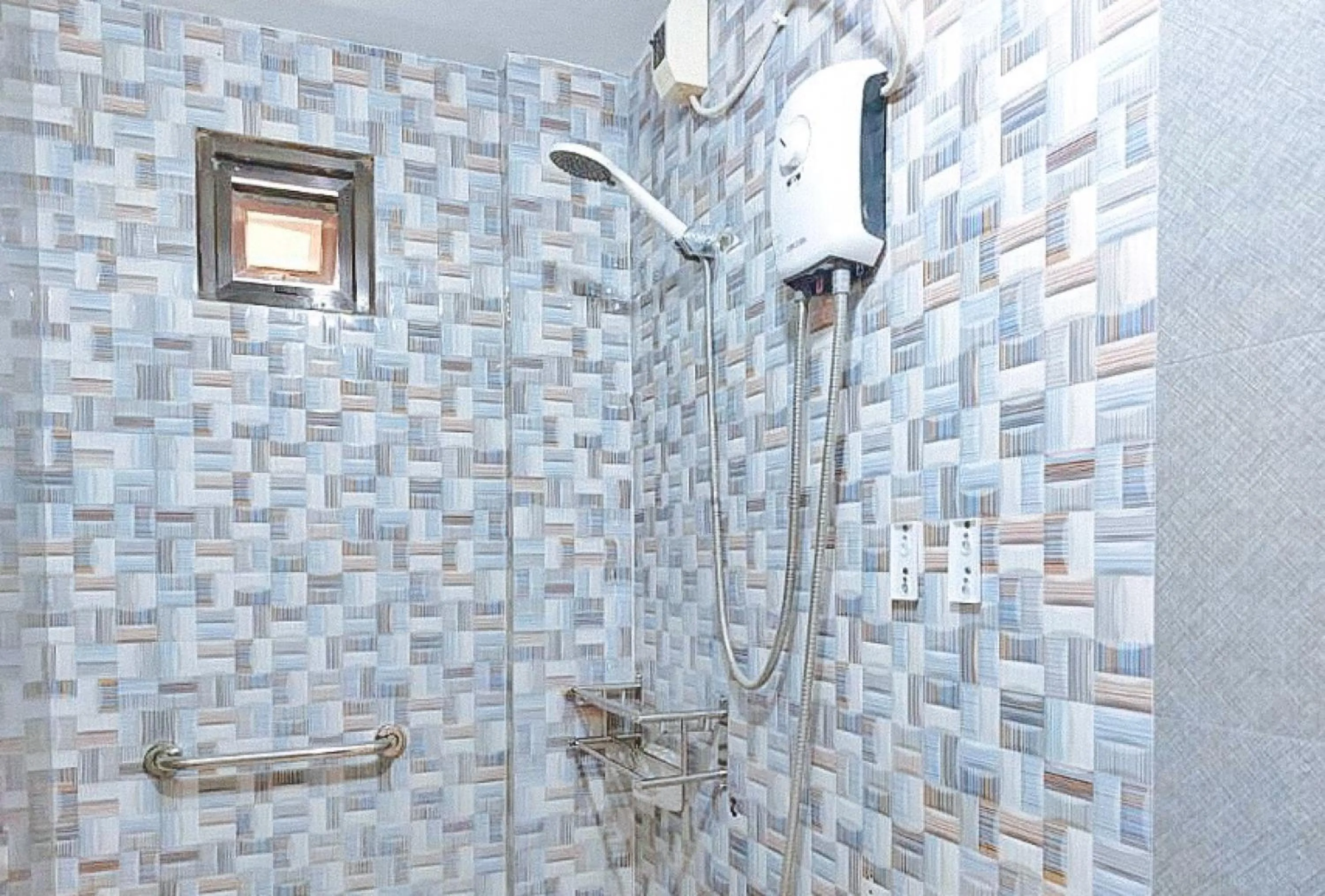 Shower in RedDoorz at San Antonio Binan Laguna