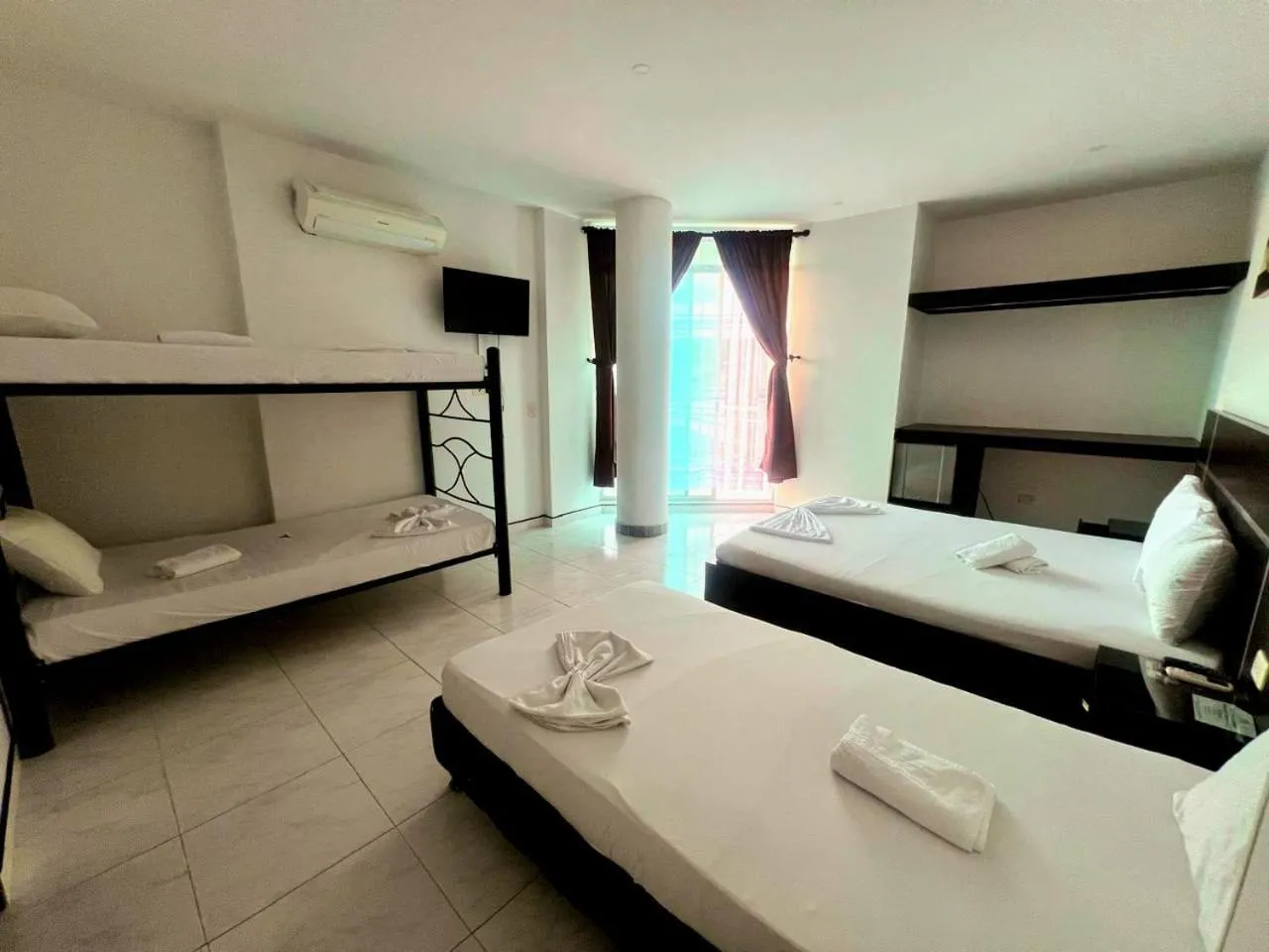 Communal lounge/ TV room, Bed in Hotel Suite Royal