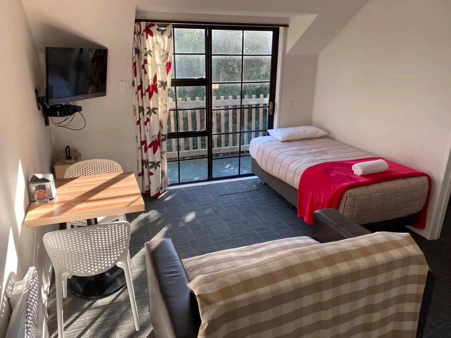 Communal lounge/ TV room, Bed in Southern Comfort Motel