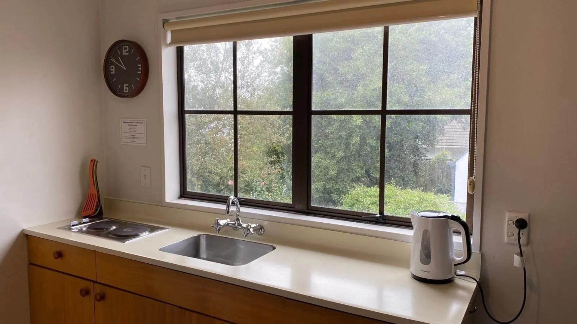 Kitchen or kitchenette in Southern Comfort Motel