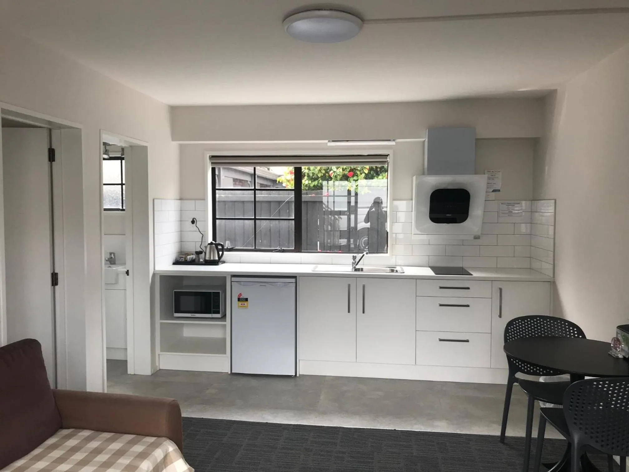 Kitchen or kitchenette in Southern Comfort Motel