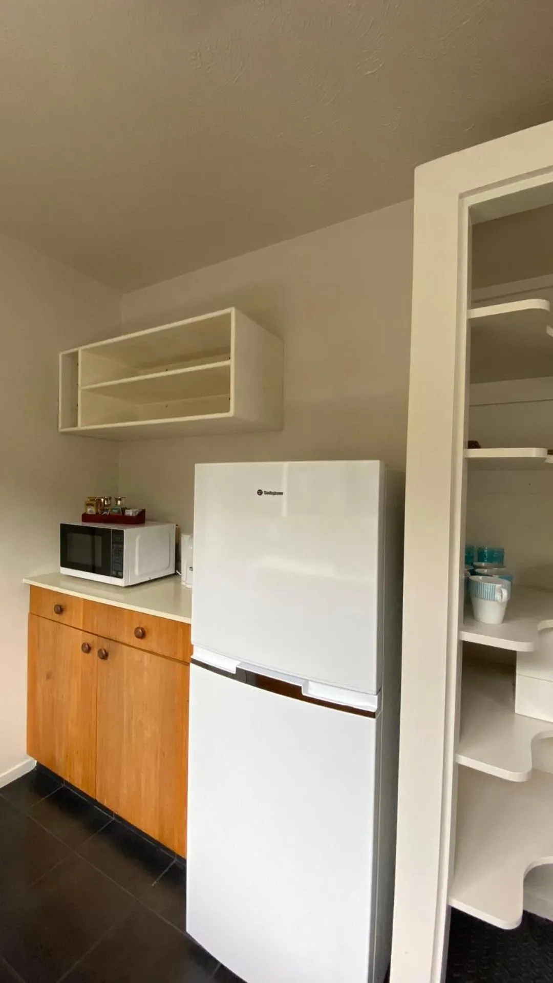 Kitchen or kitchenette in Southern Comfort Motel