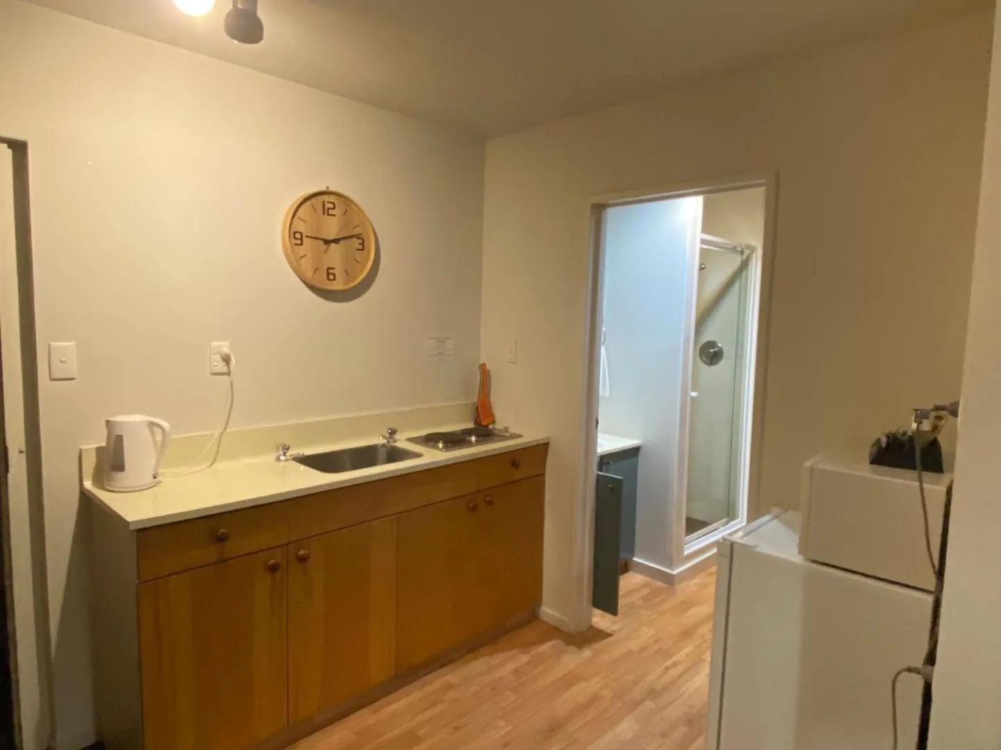 Kitchen or kitchenette in Southern Comfort Motel