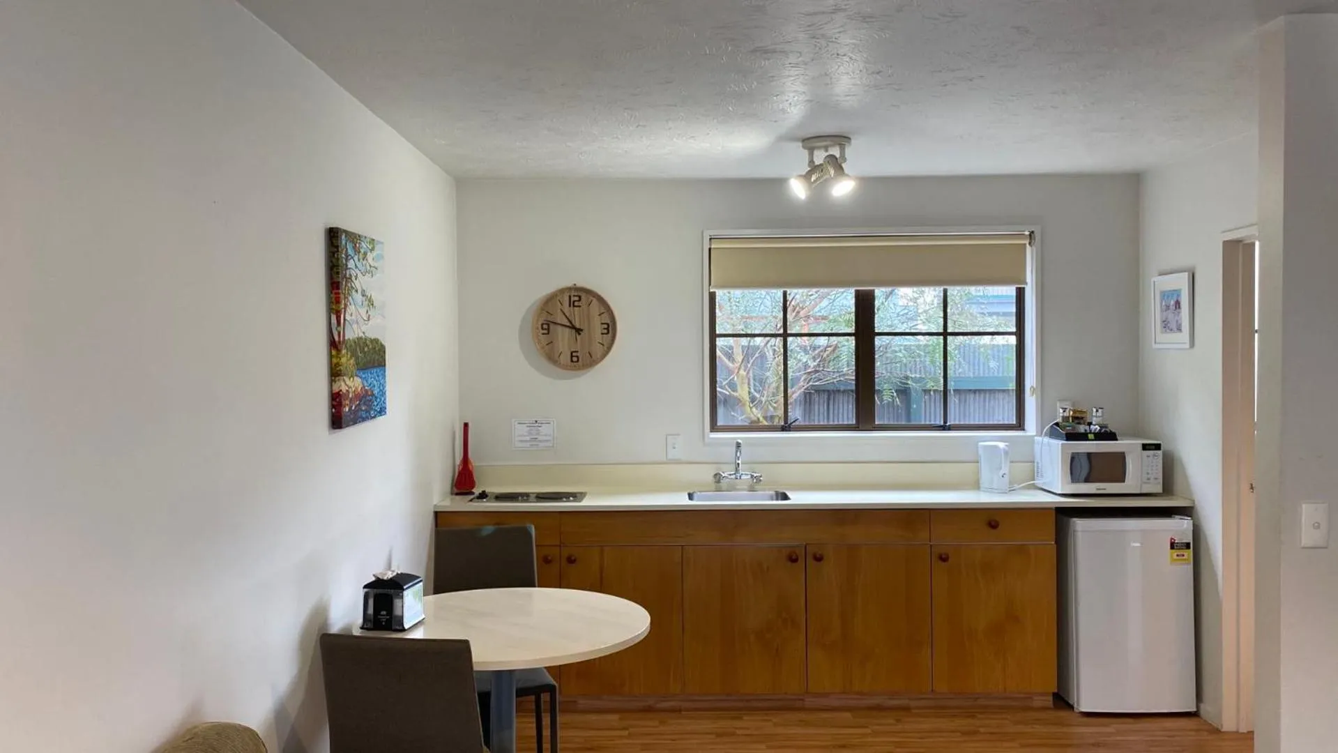 Kitchen or kitchenette in Southern Comfort Motel