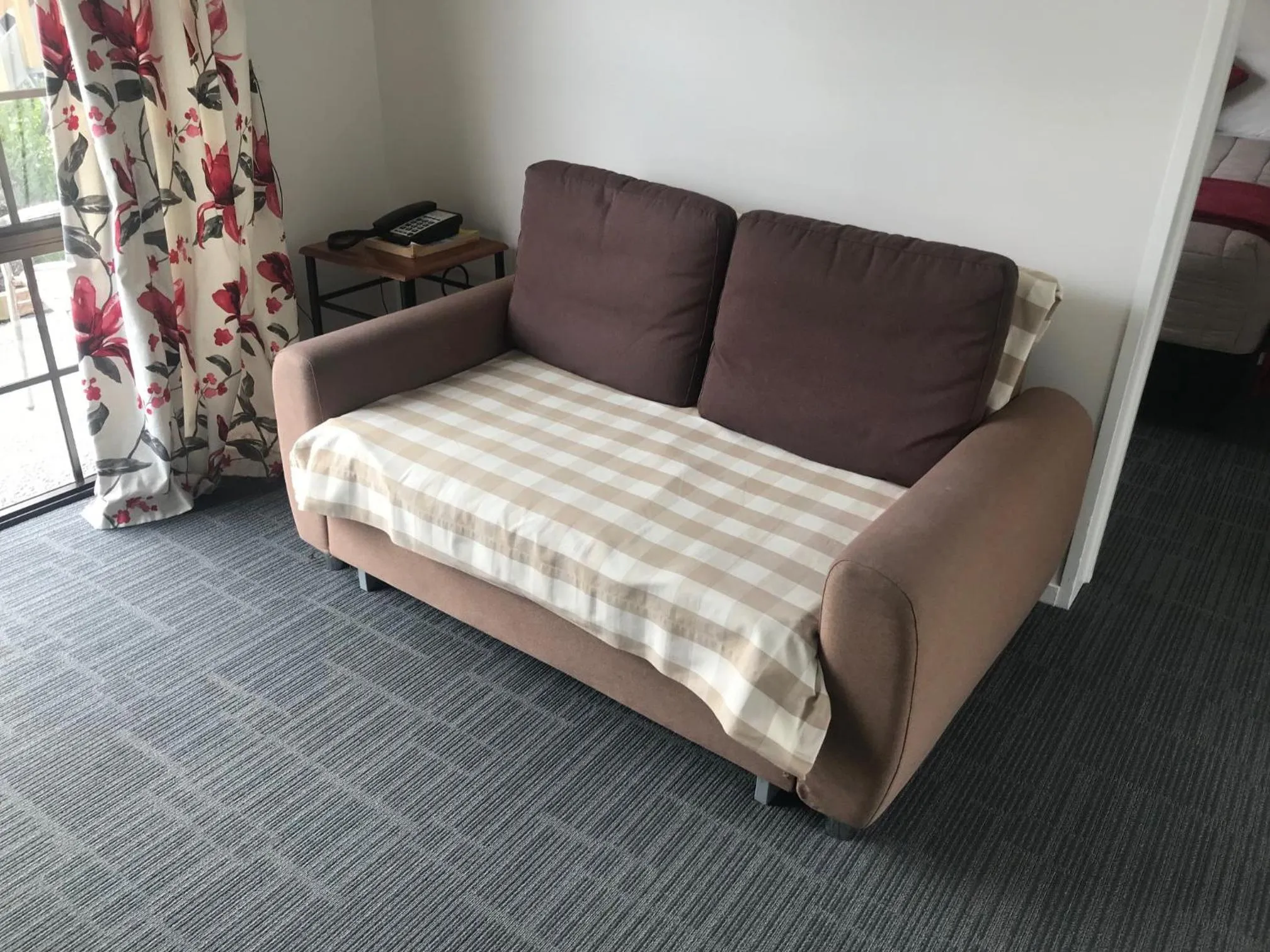 Seating area, Bed in Southern Comfort Motel