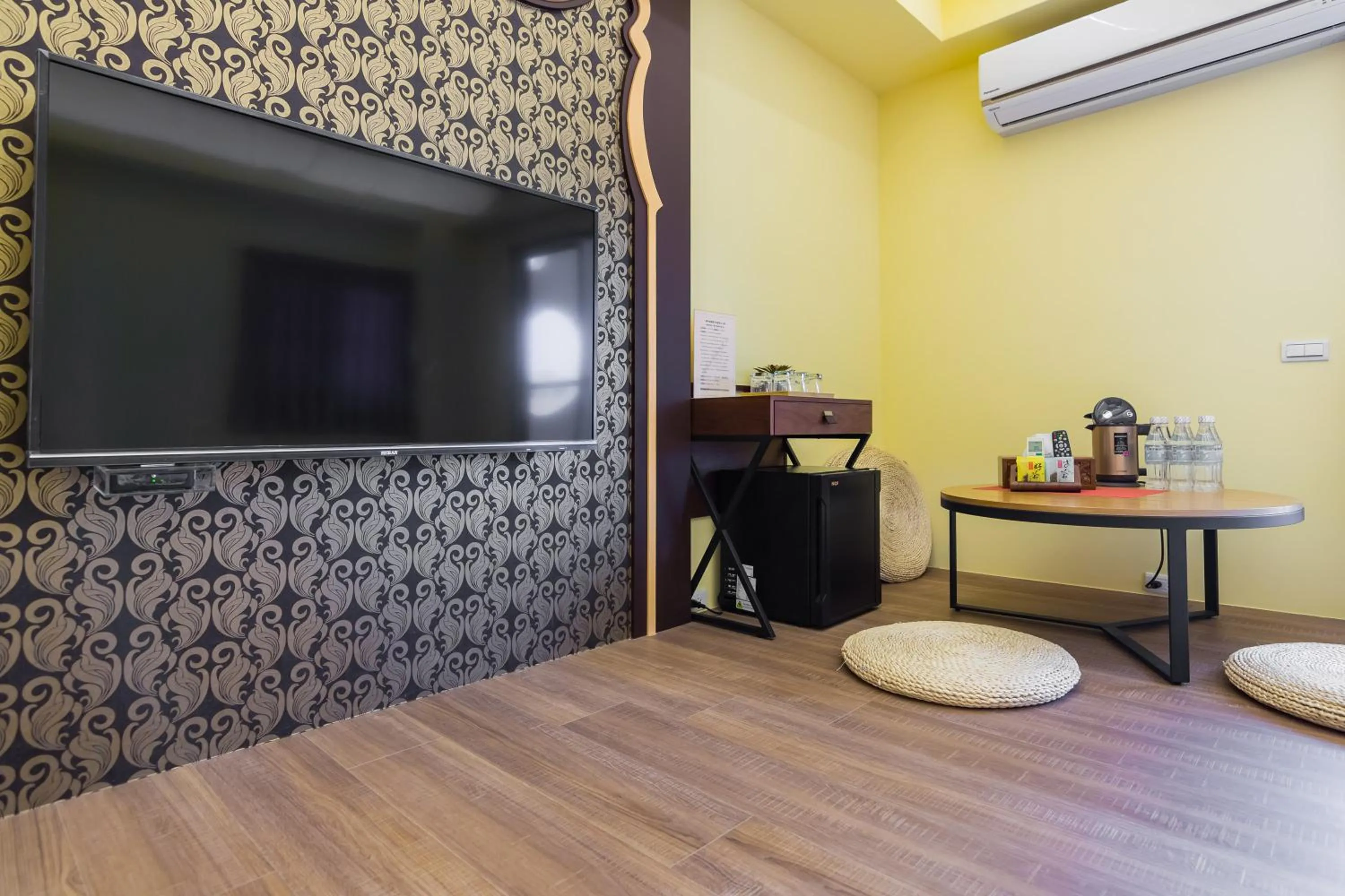 Decorative detail in Party of the Ocean B&B