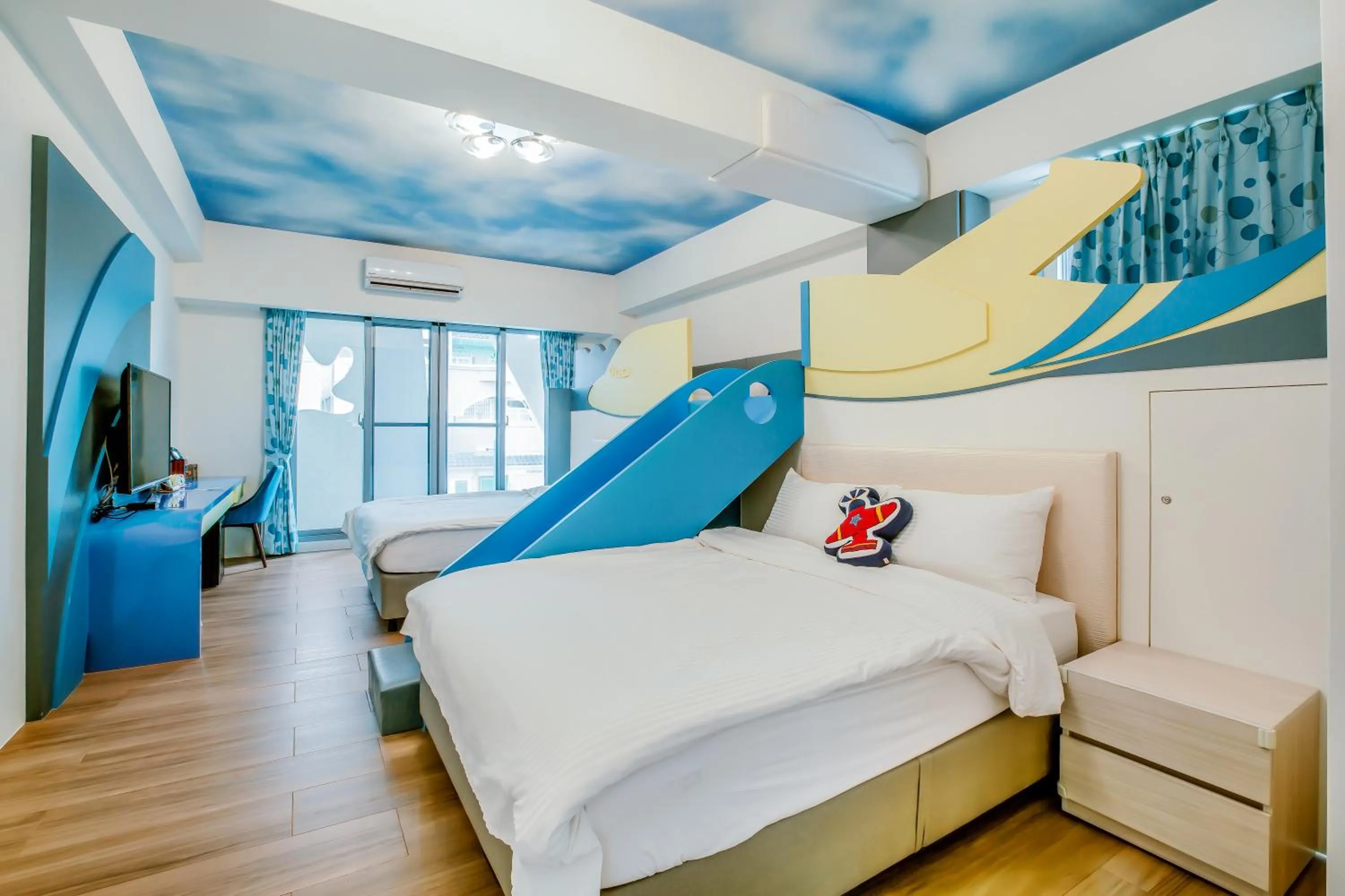 Decorative detail, Bed in Party of the Ocean B&B