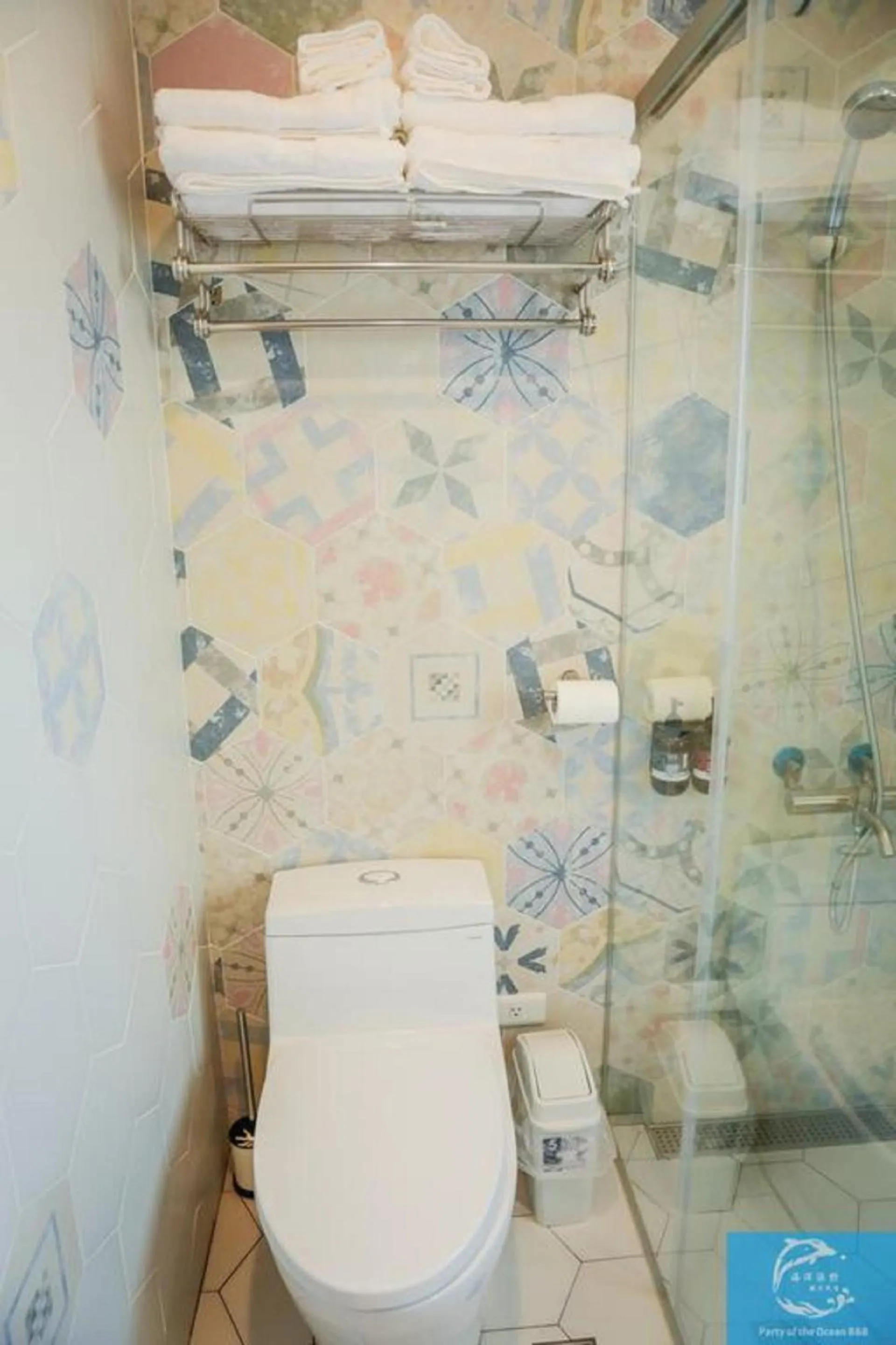 Toilet in Party of the Ocean B&B