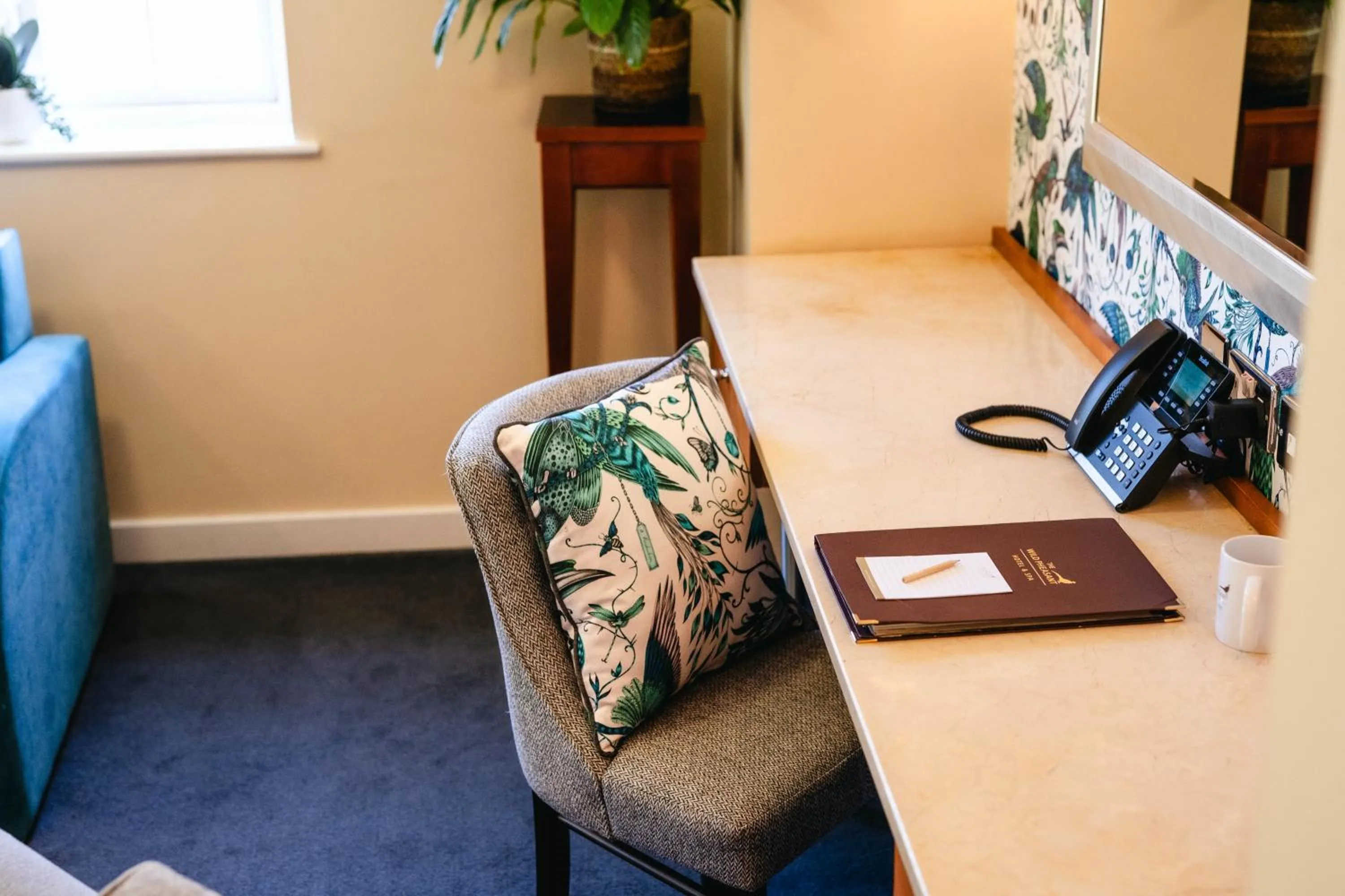 Living room, Bed in Wild Pheasant Hotel & Spa
