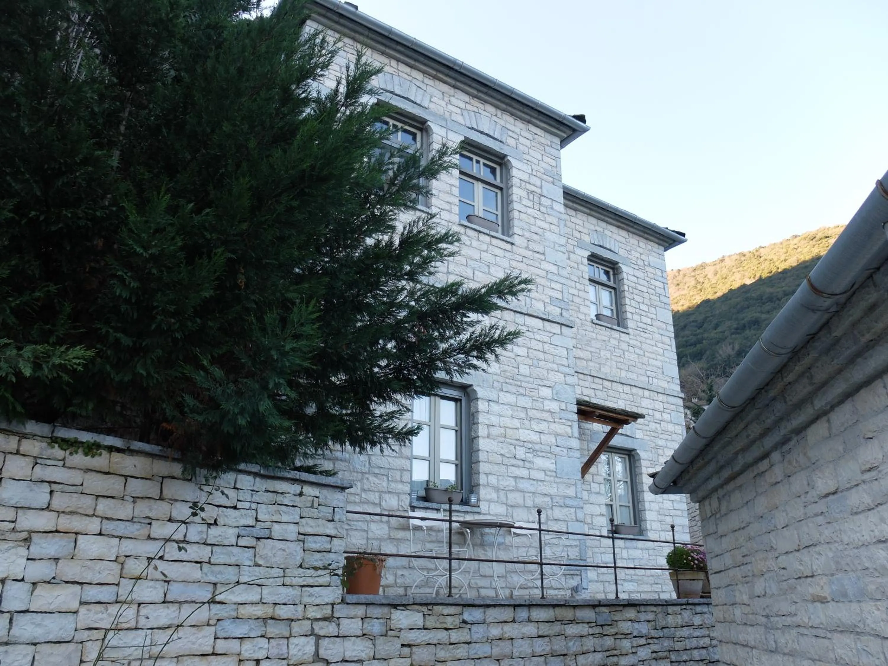 Property building in Artsistas Houses