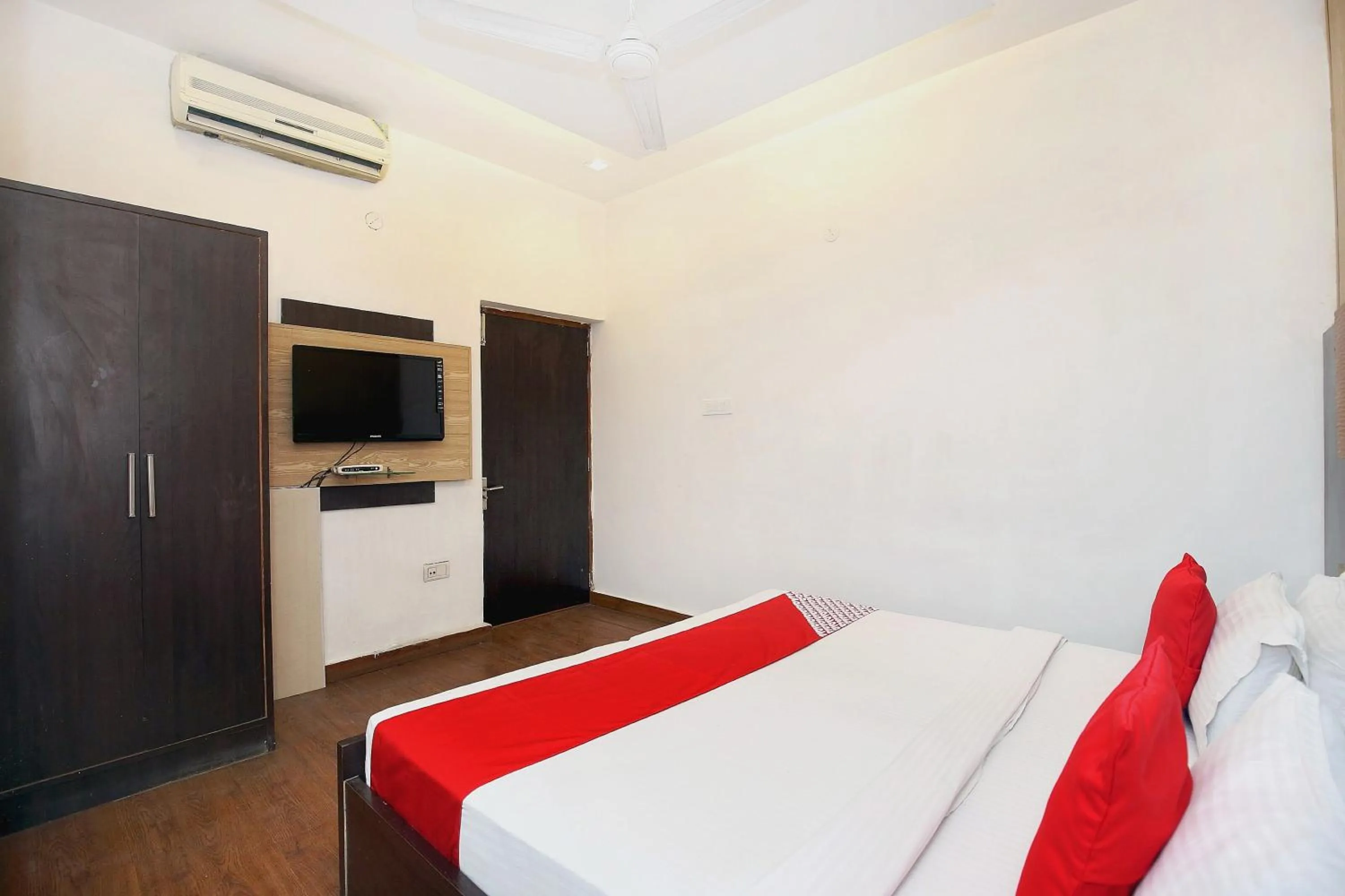 Bedroom, Bed in Hotel O Queensland