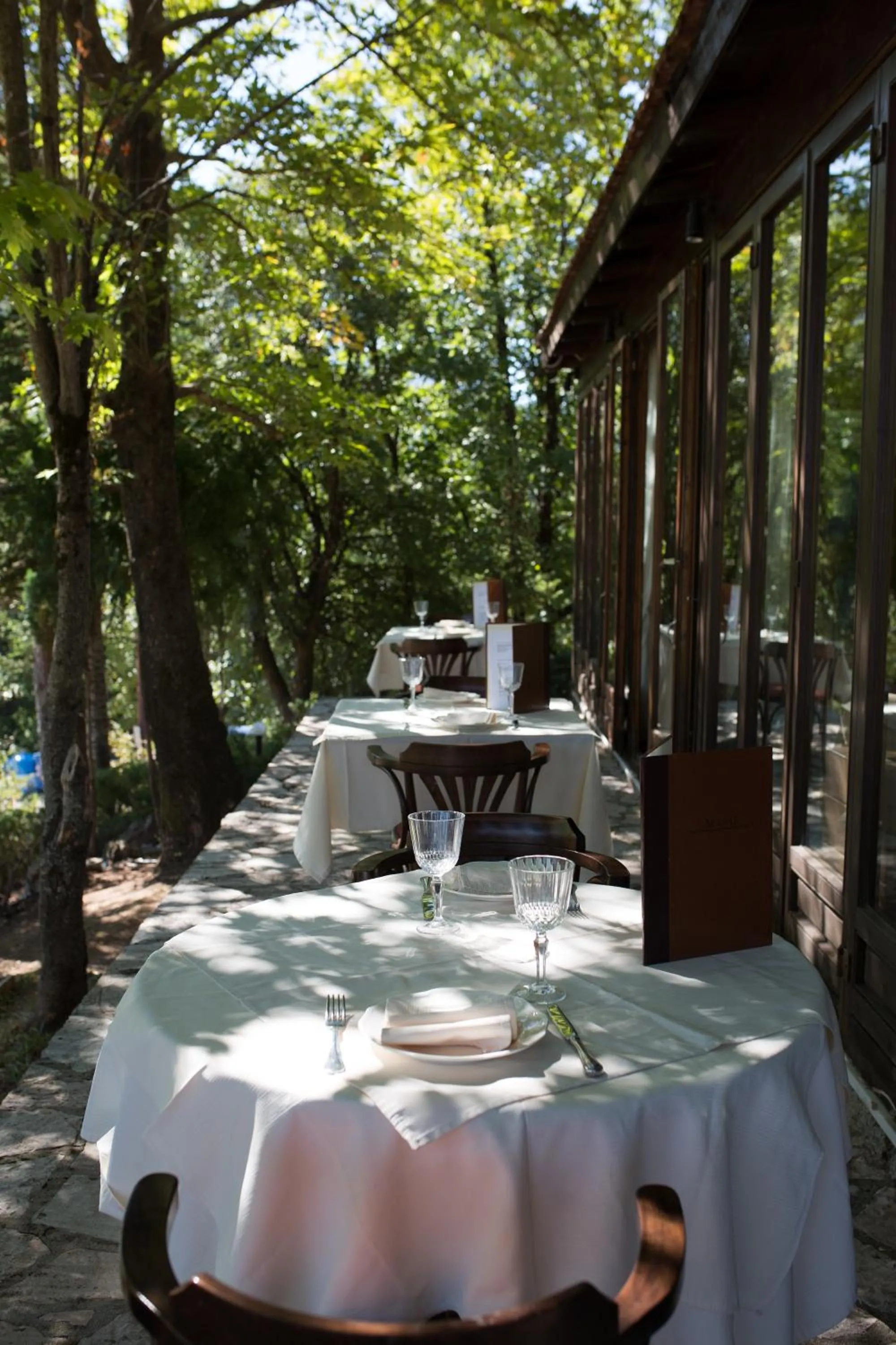 Restaurant/places to eat in Country Club Hotel & Suites