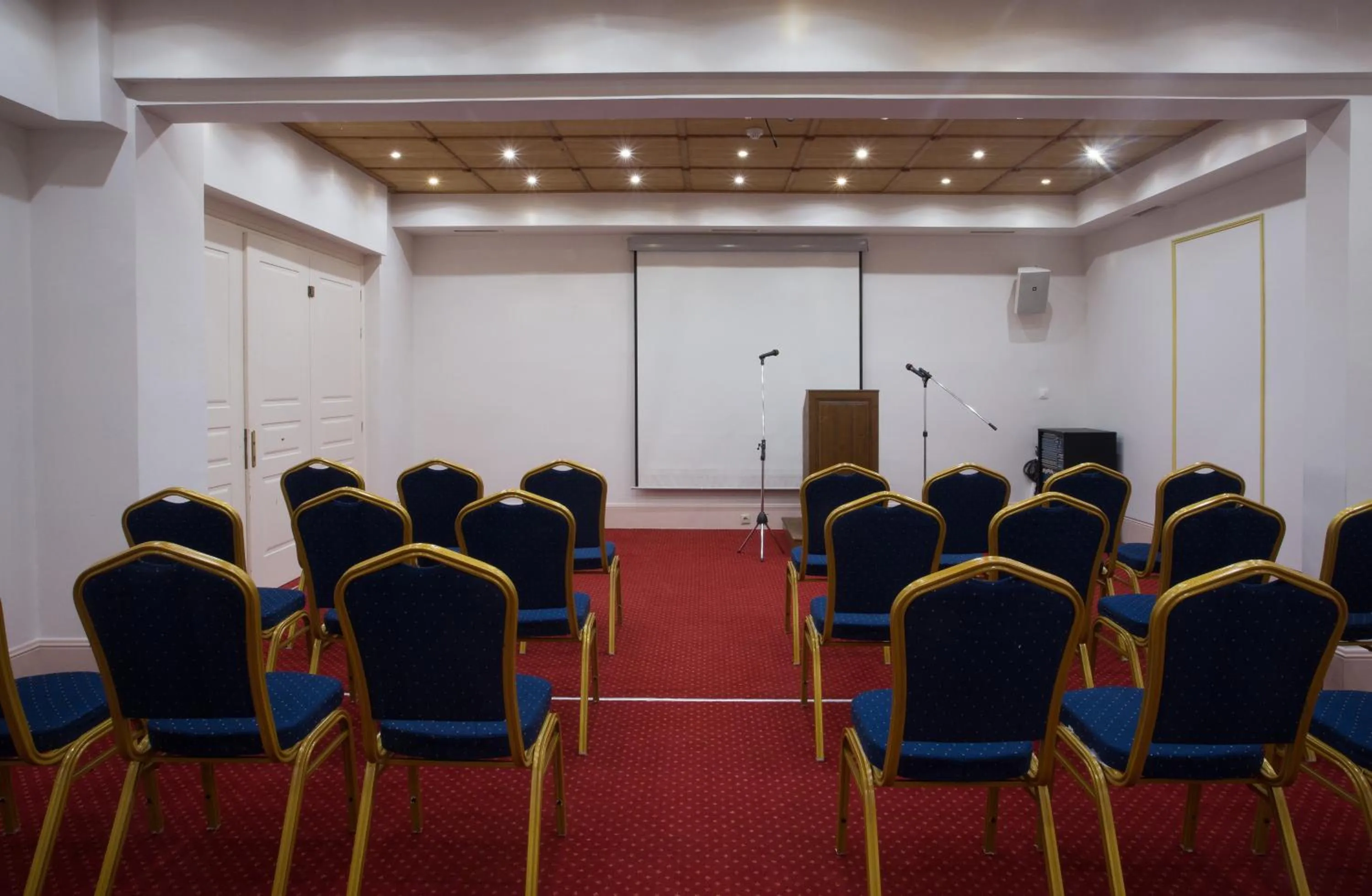Business facilities in Country Club Hotel & Suites