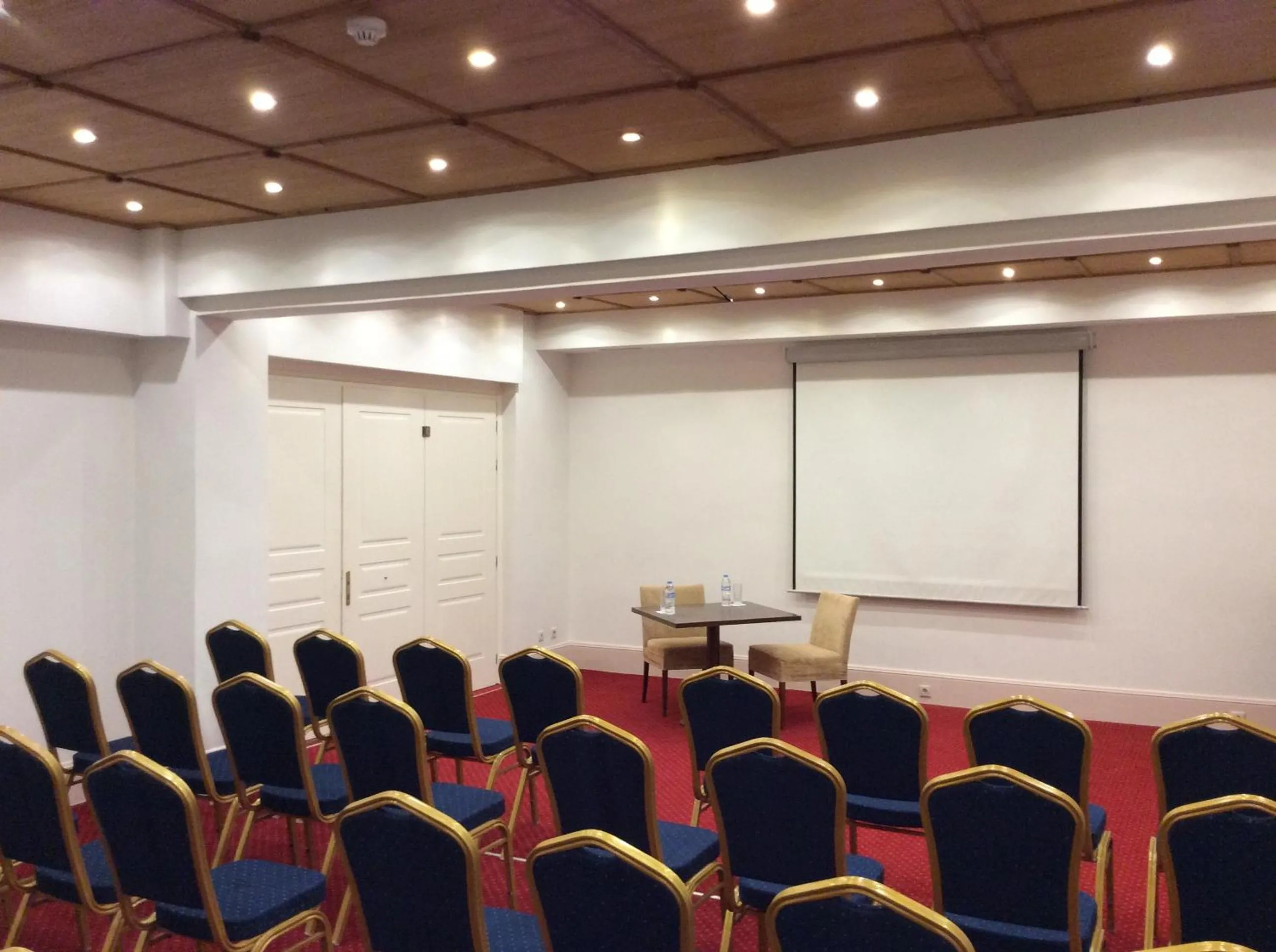 Business facilities in Country Club Hotel & Suites