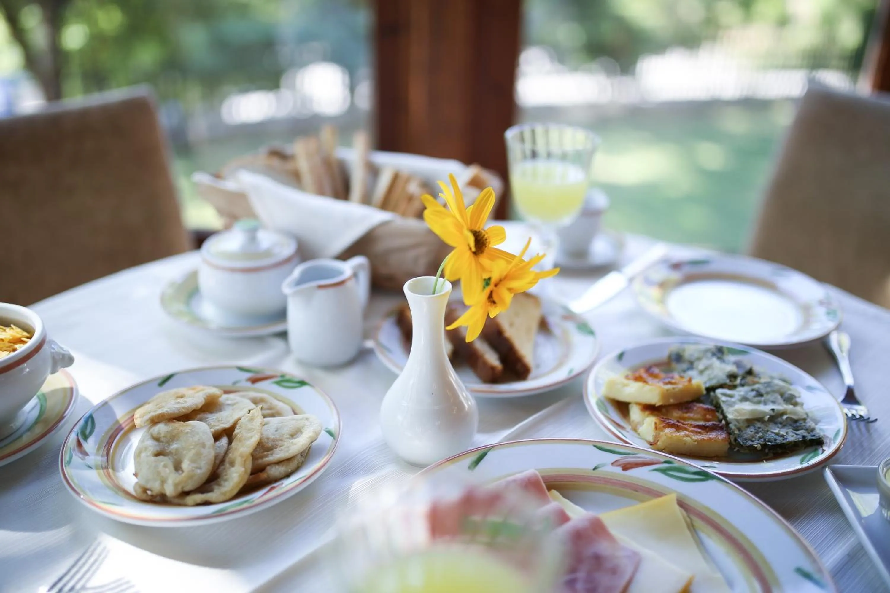 Meals in Country Club Hotel & Suites