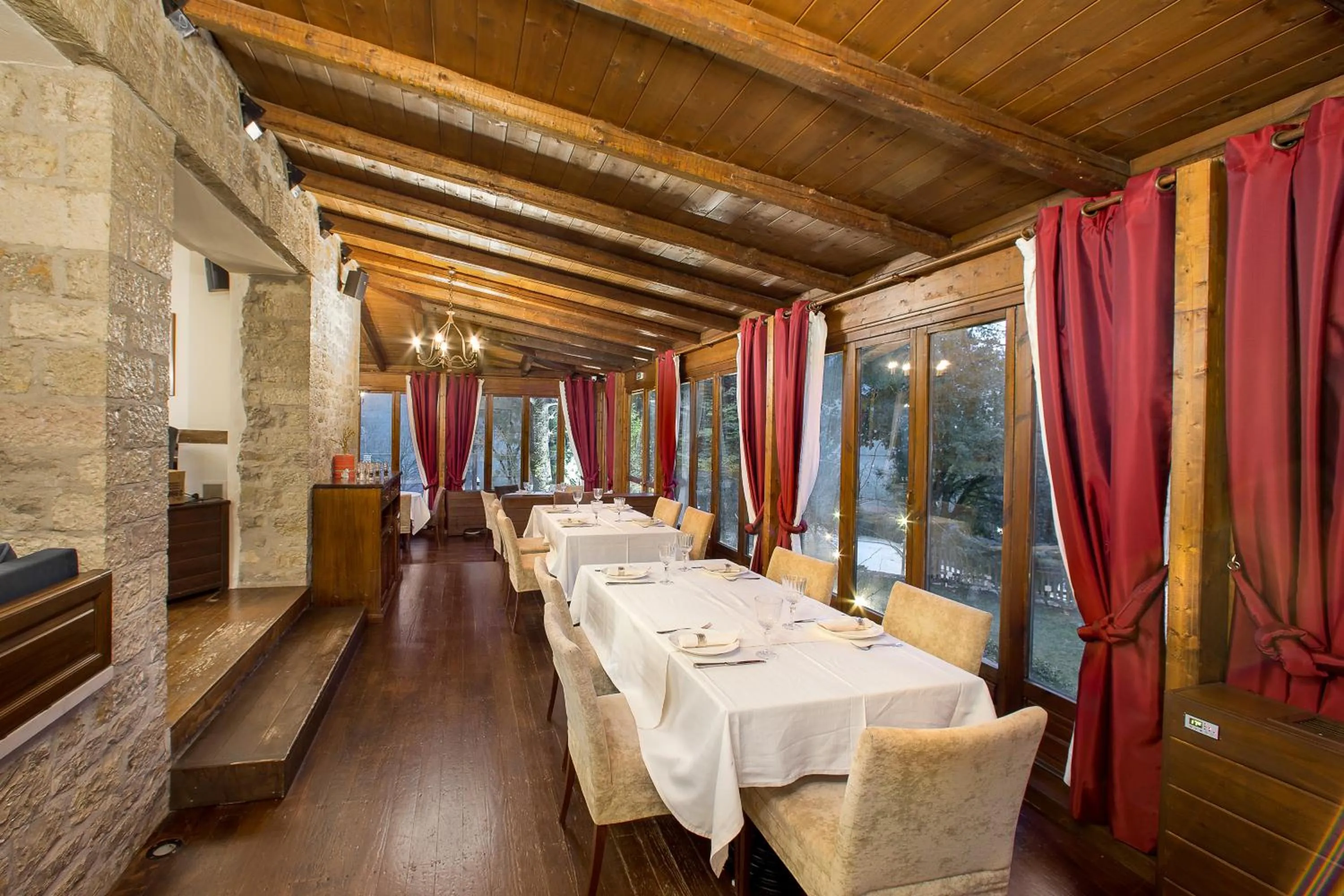 Restaurant/places to eat in Country Club Hotel & Suites