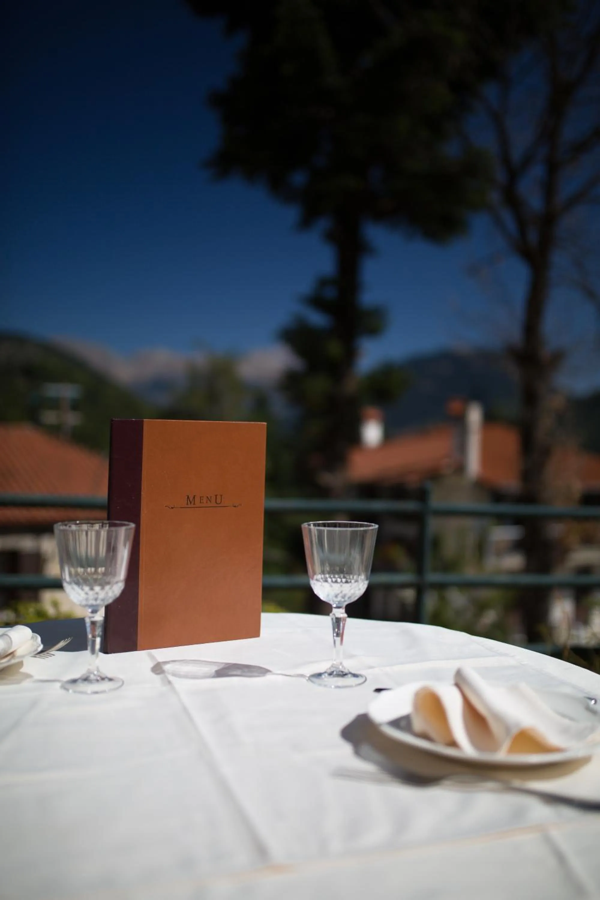 Restaurant/places to eat in Country Club Hotel & Suites