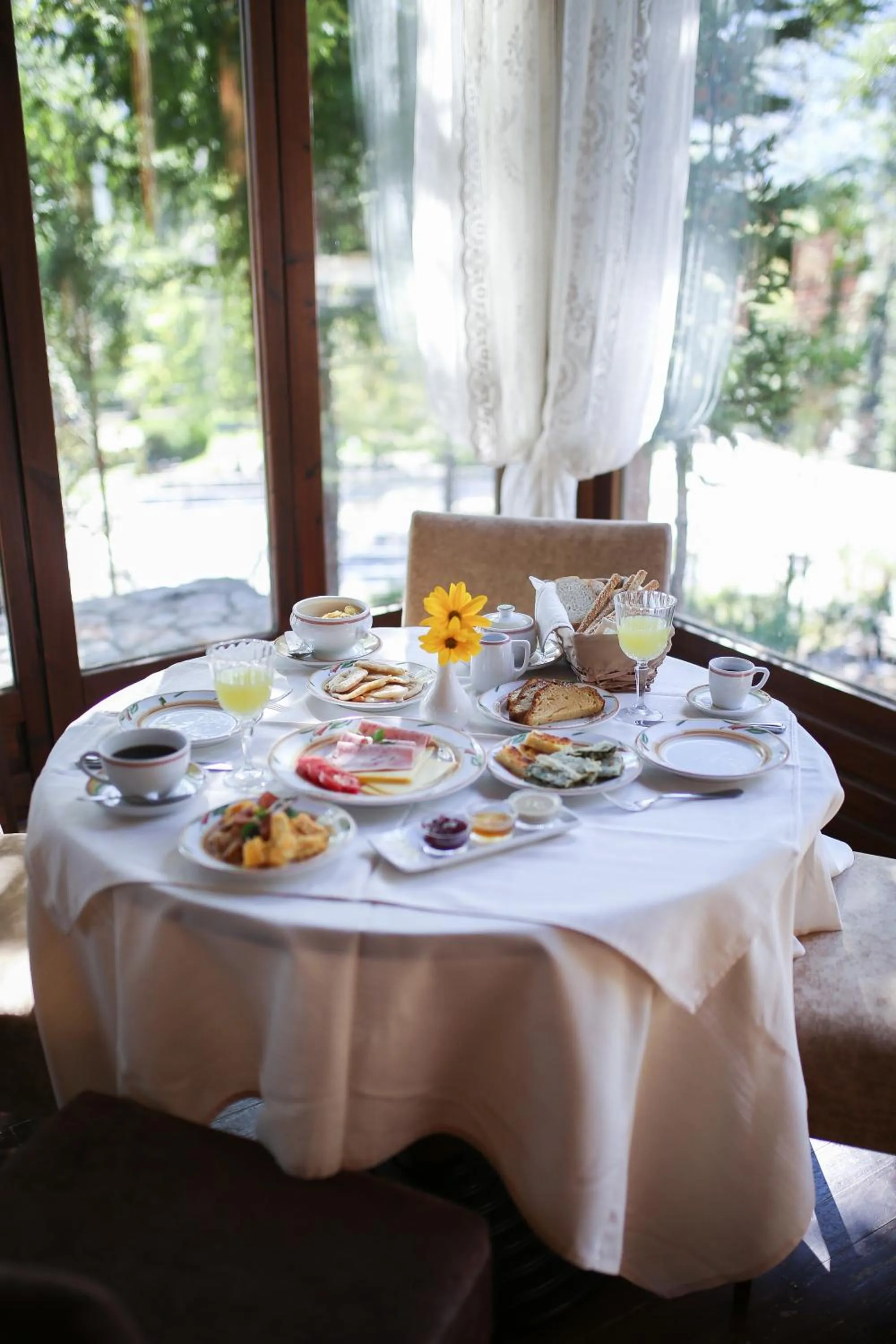 Restaurant/places to eat in Country Club Hotel & Suites