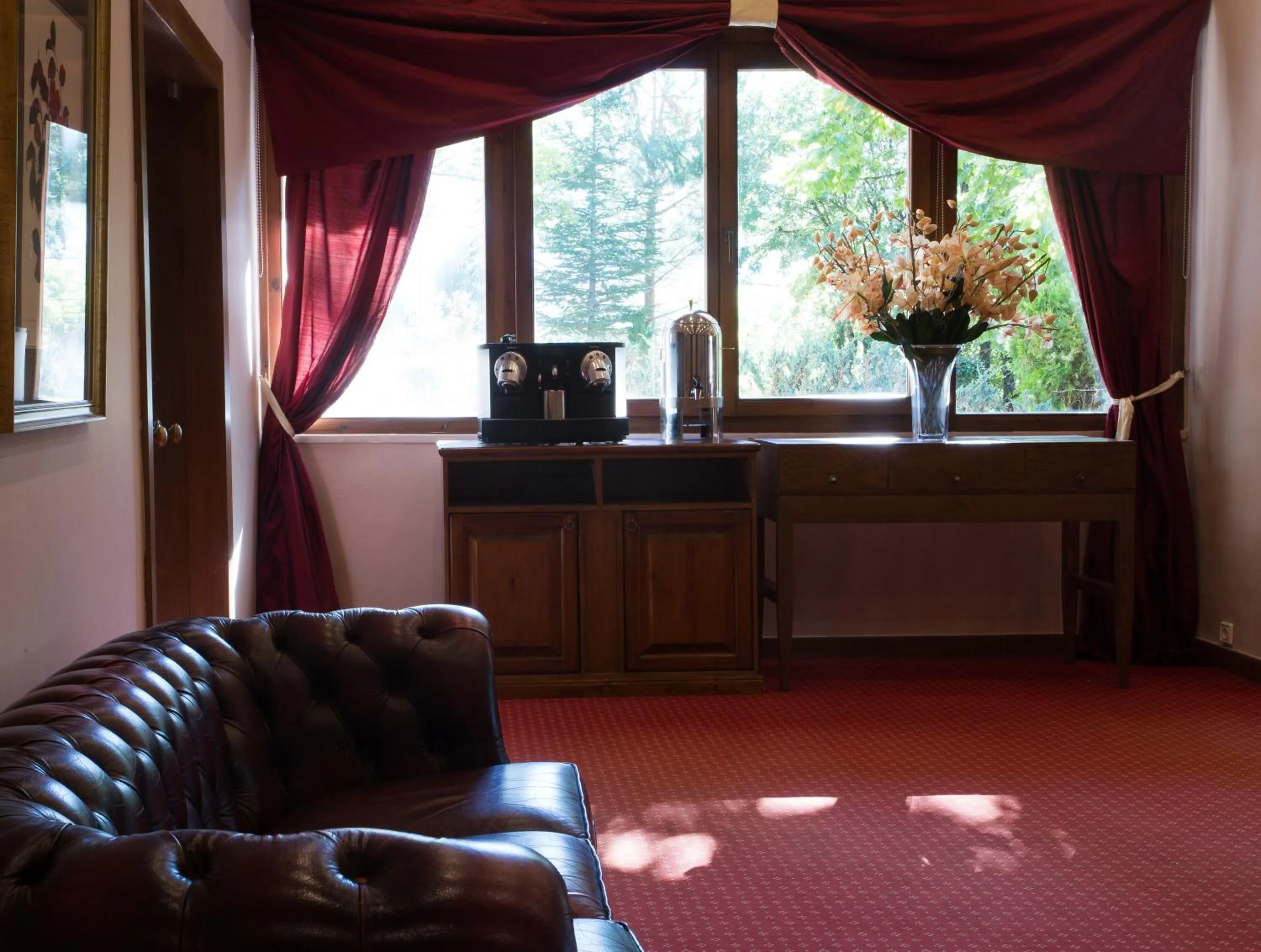 Country Club Hotel & Suites