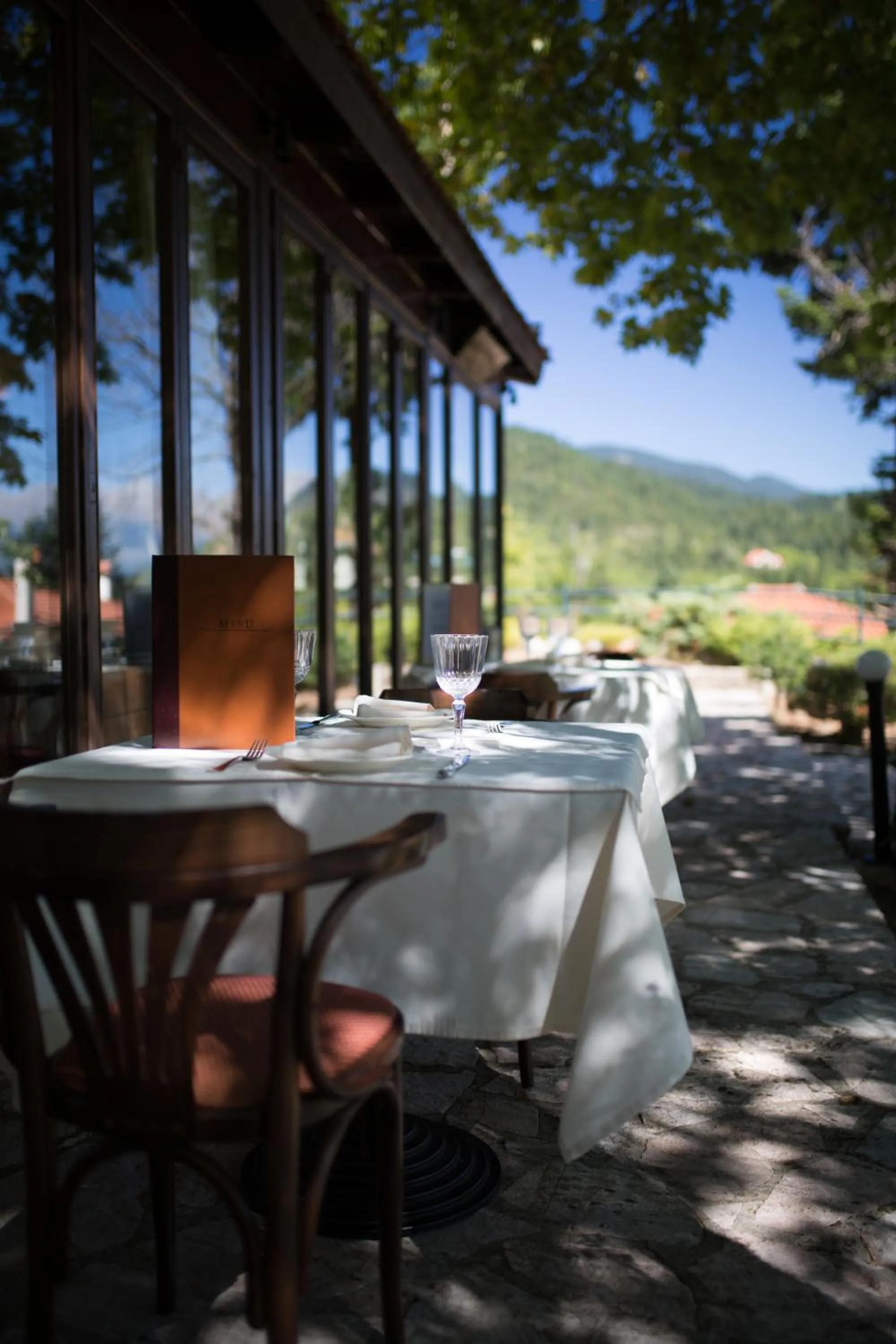 Restaurant/places to eat in Country Club Hotel & Suites