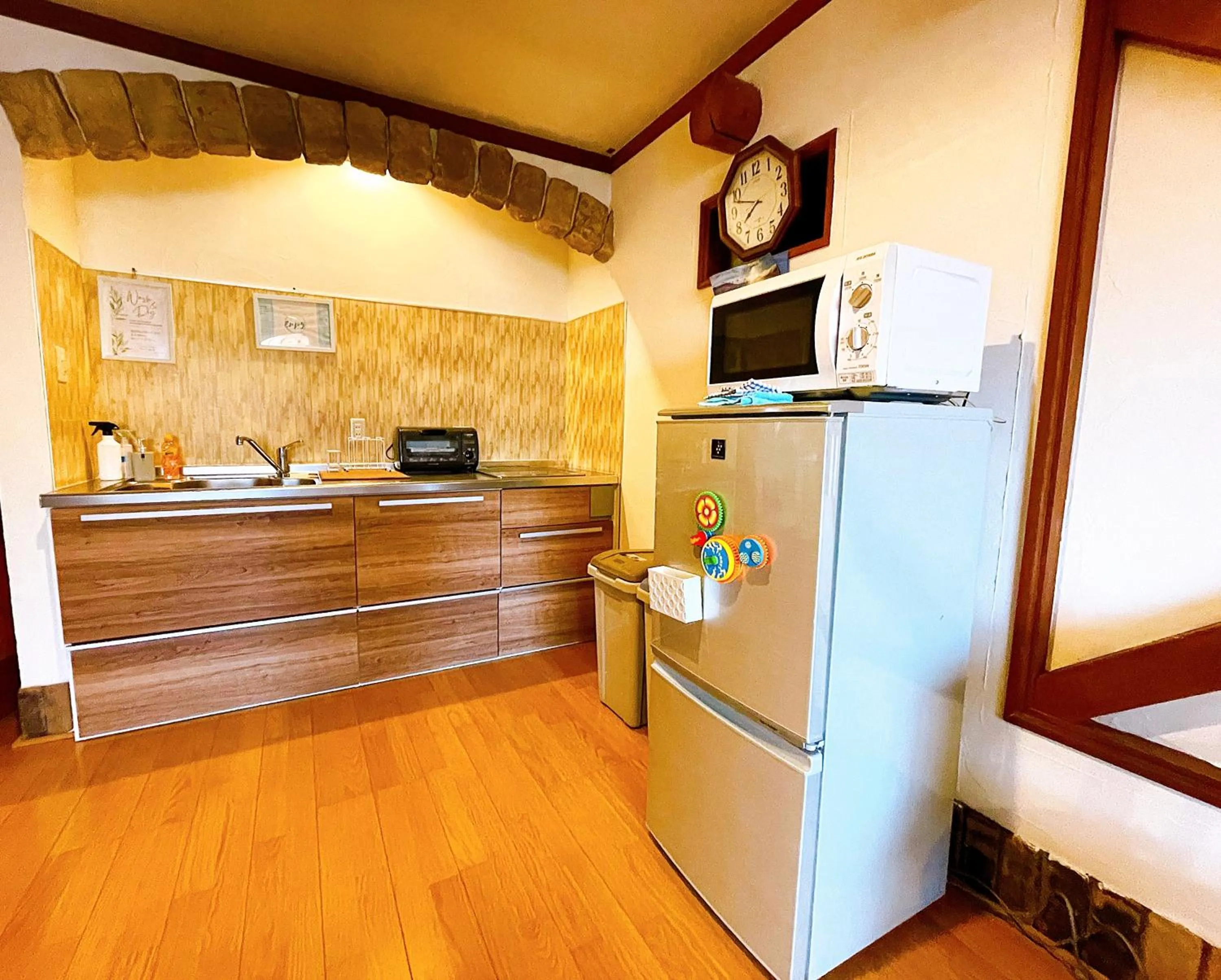 Communal kitchen in Hakuba Pension & Log Hotel Meteor