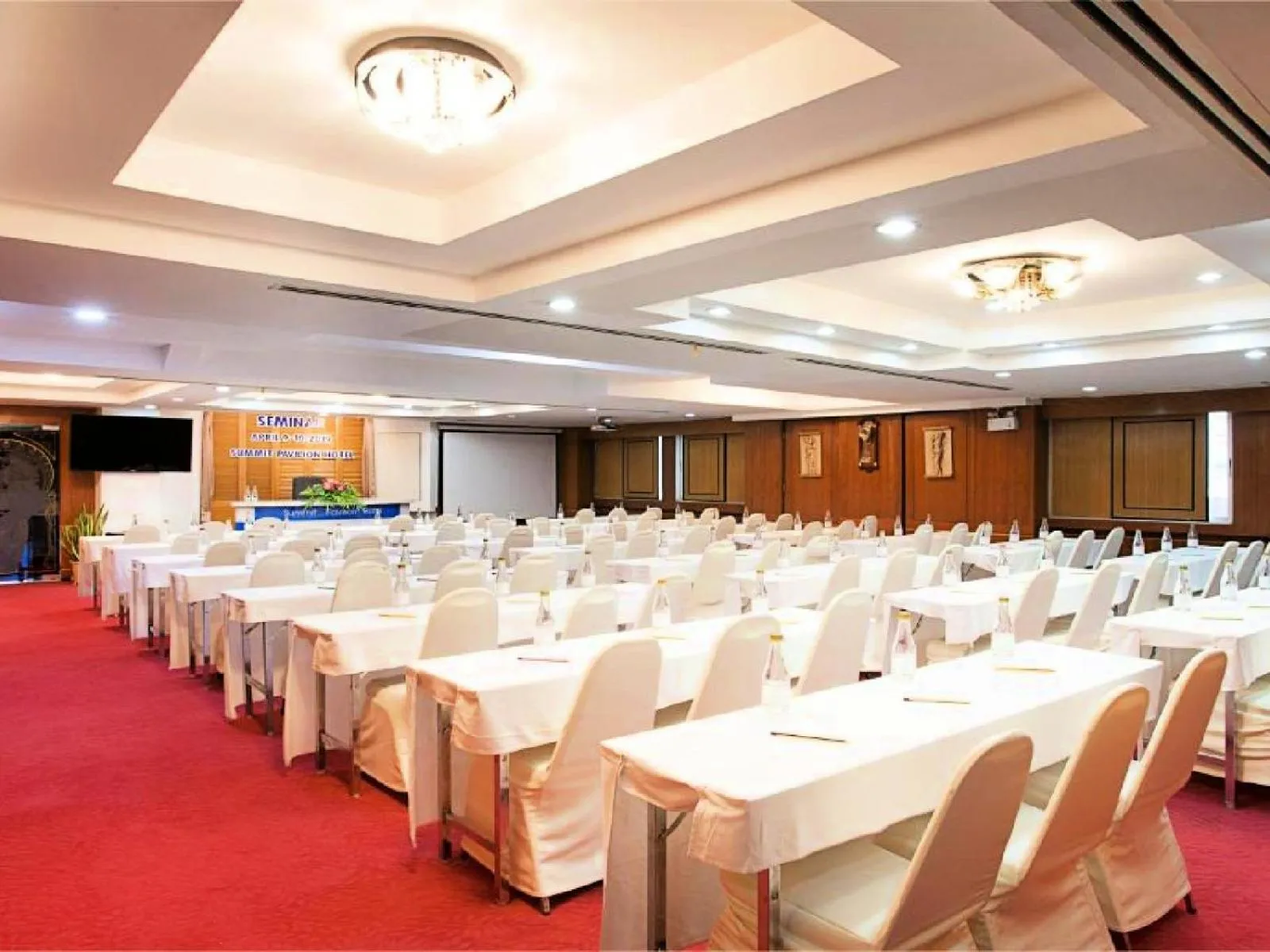 Meeting/conference room in Summit Pavilion Hotel
