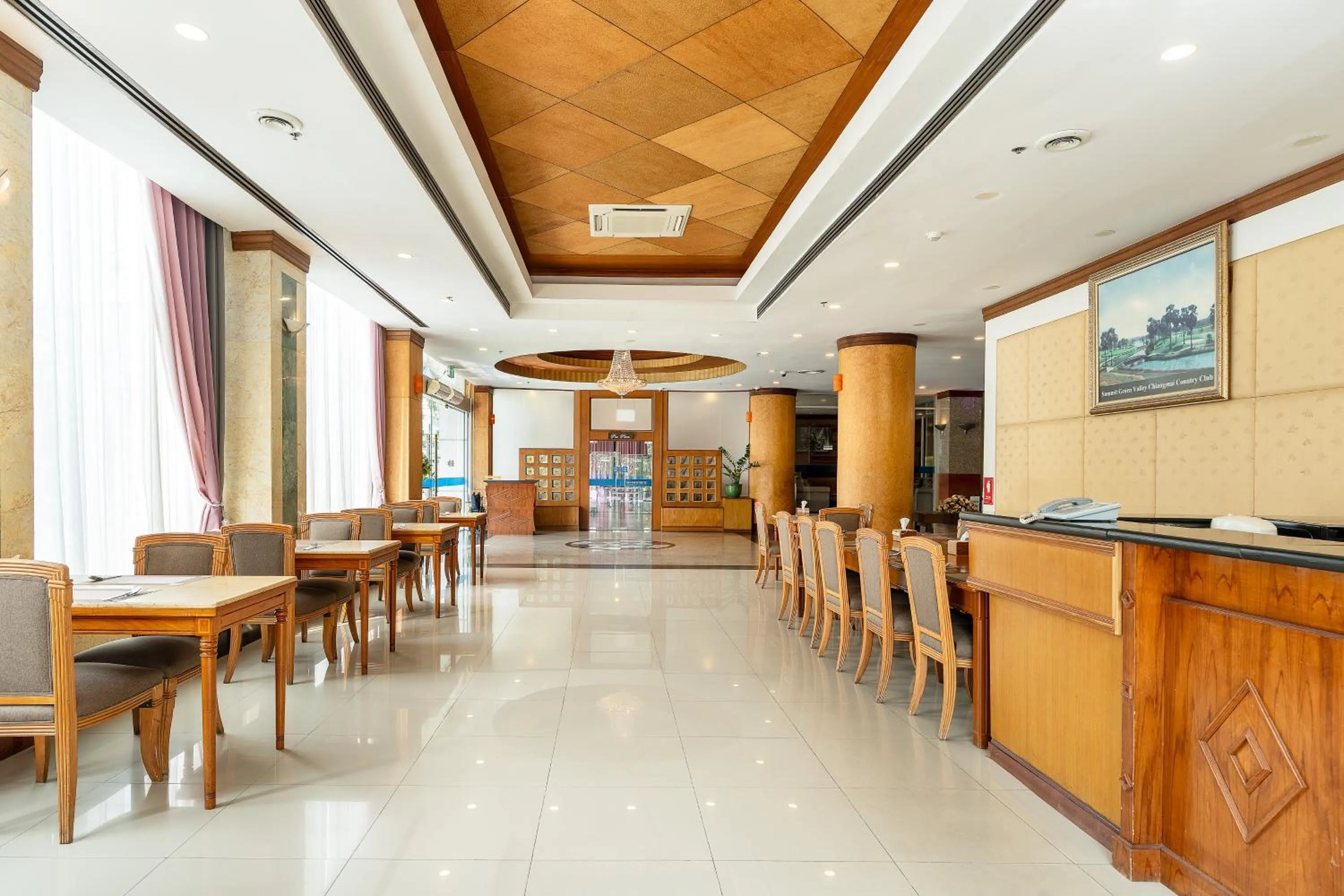 Restaurant/places to eat in Summit Pavilion Hotel