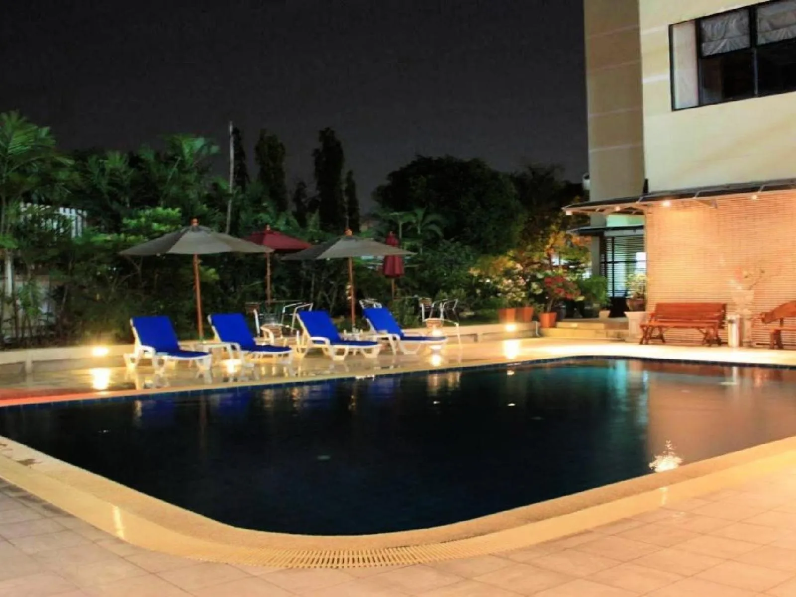 Swimming pool in Summit Pavilion Hotel