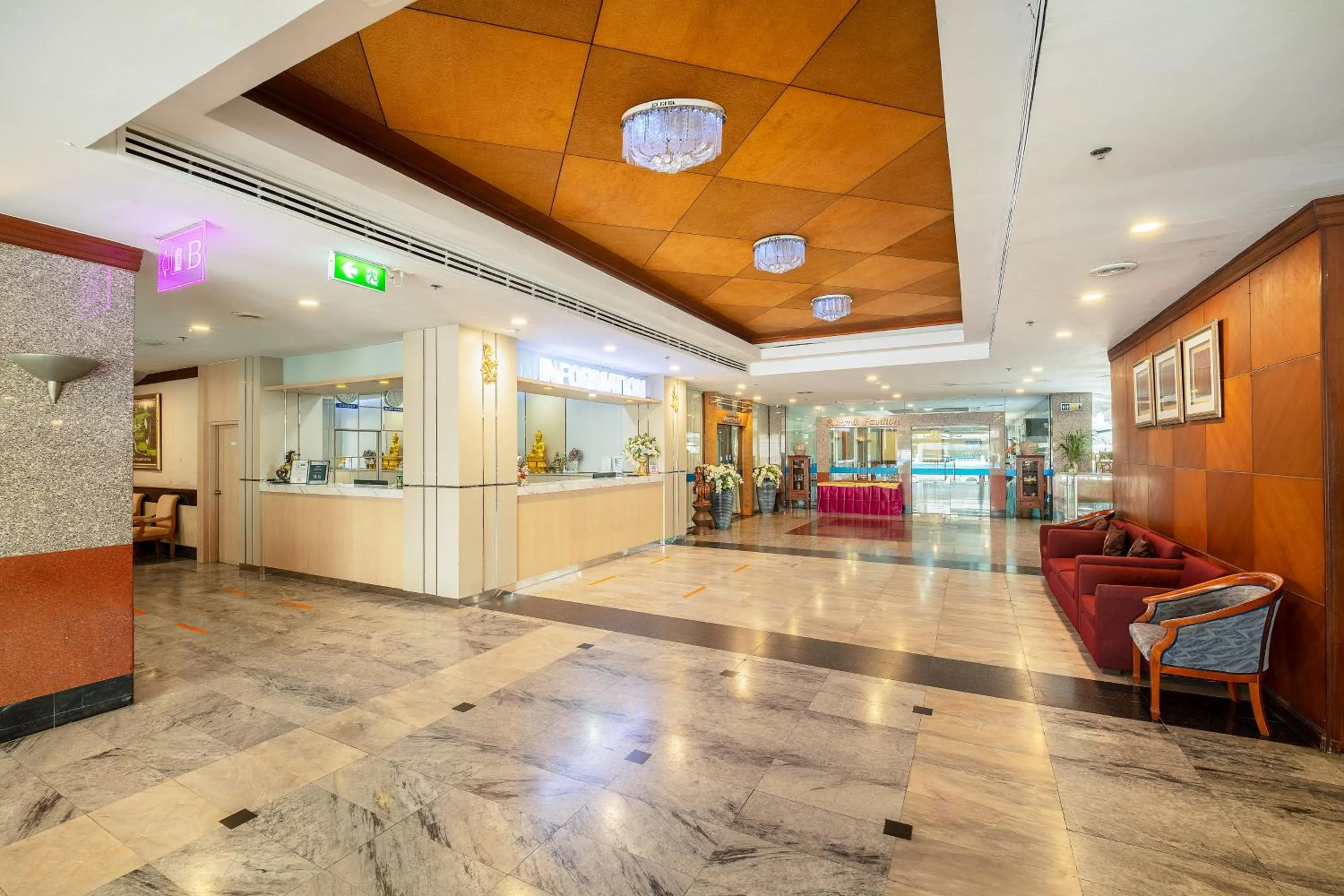 Lobby or reception in Summit Pavilion Hotel